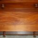 Paire de commodes vintage en acajou flammé