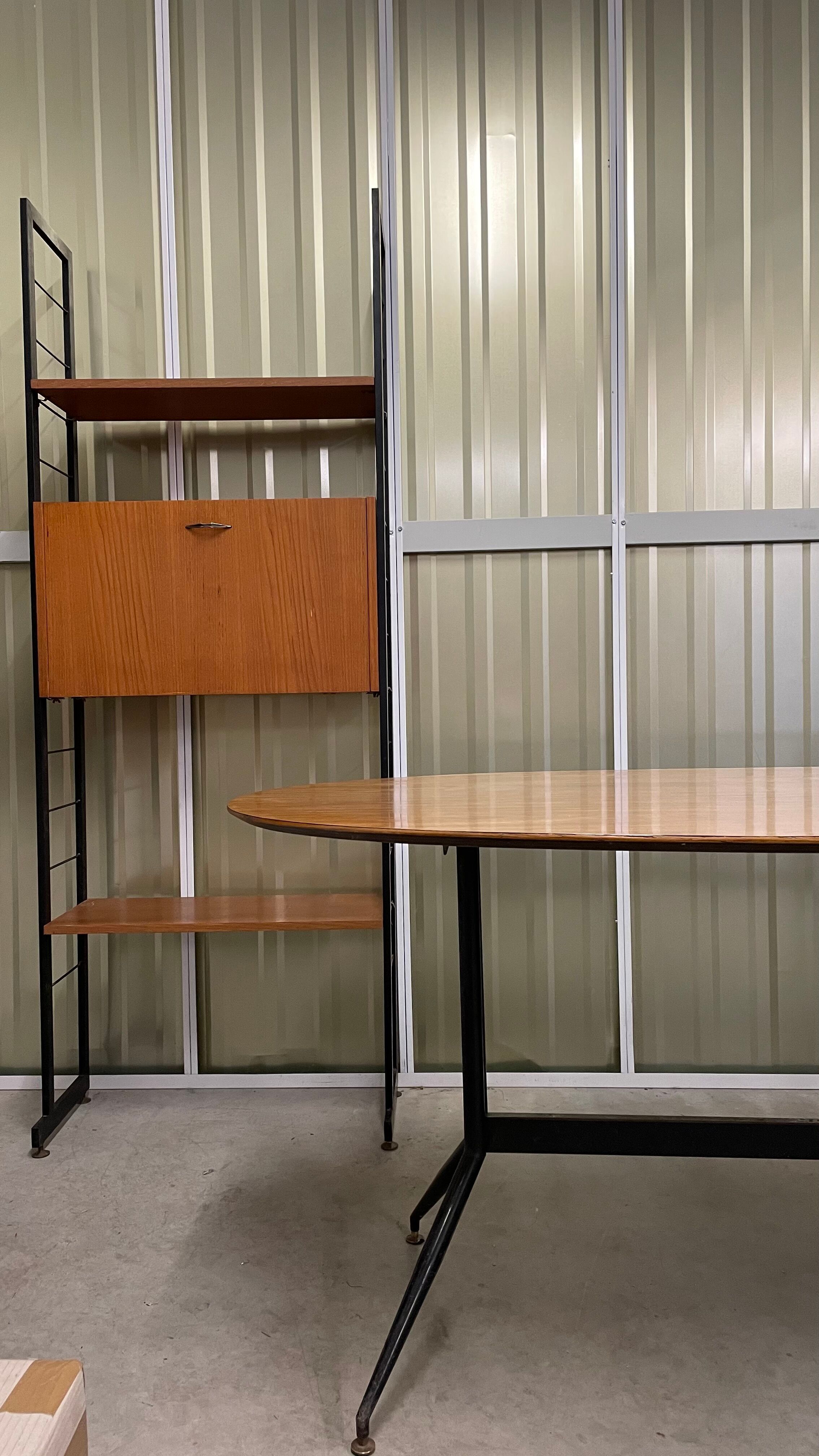 Italian oval dining table from the 60s