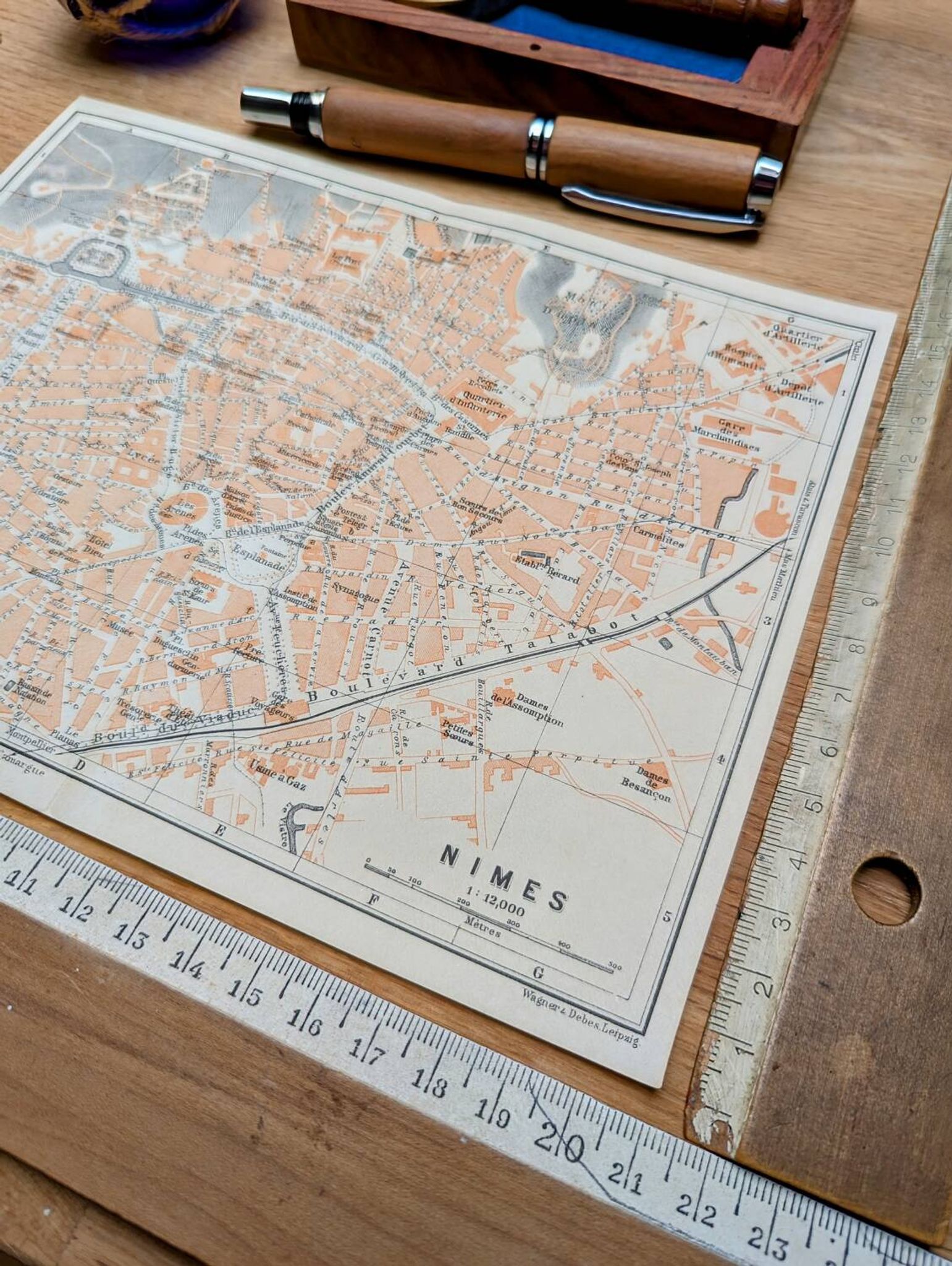 Imprimée en 1906, plan de Nîmes. O