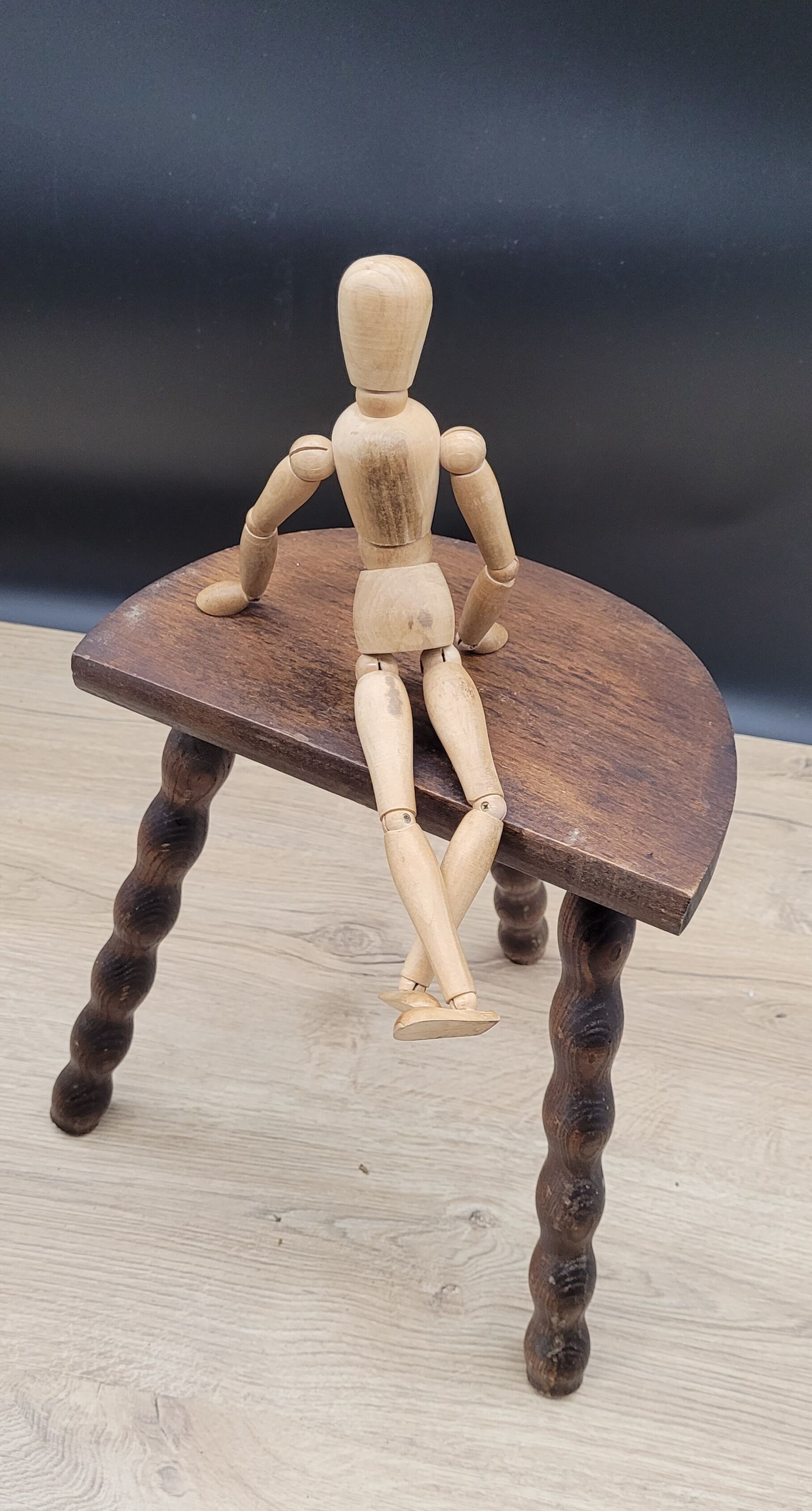 Half-round tripod stool feet balls