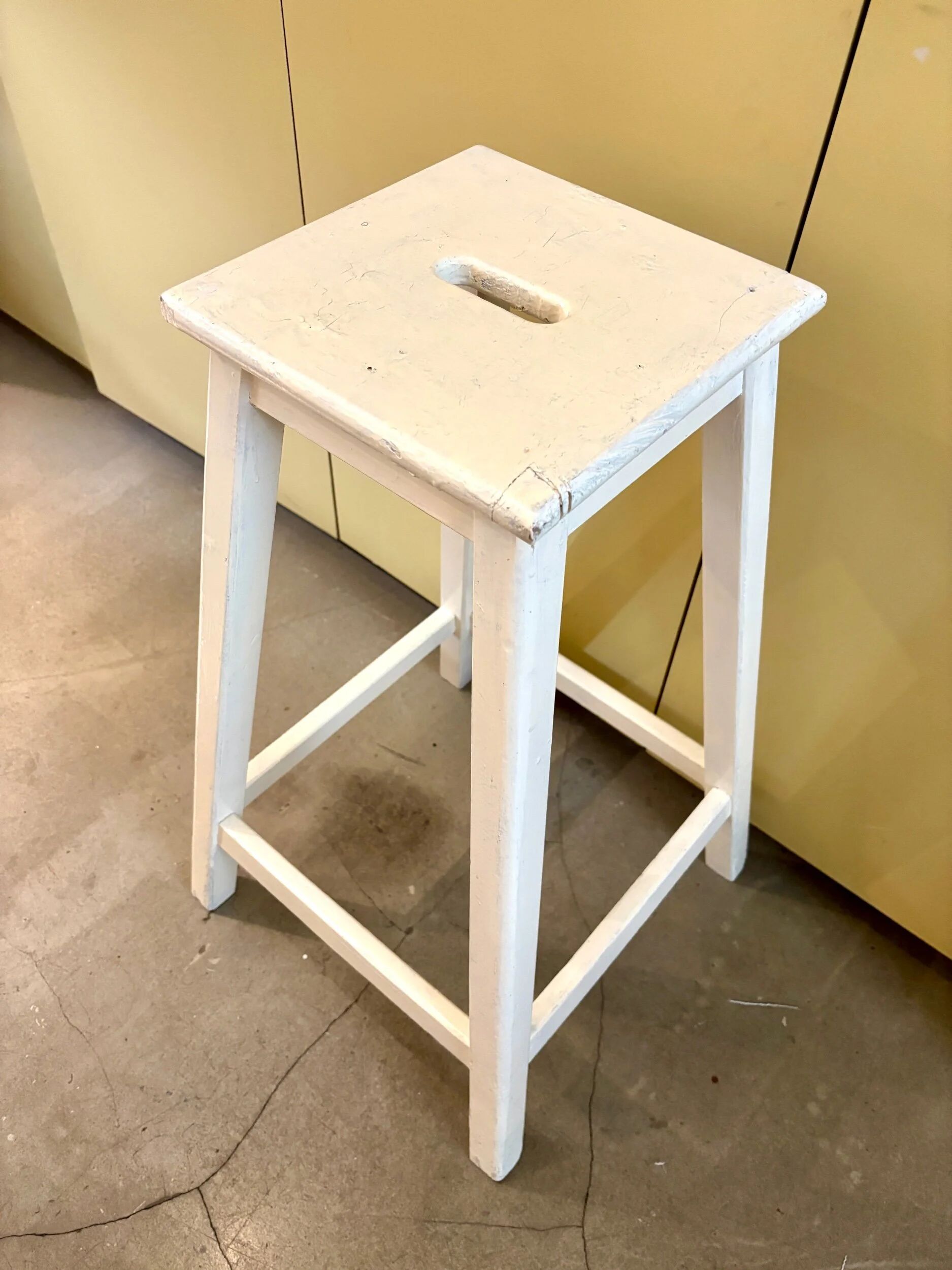 Tabouret haut, sellette en bois écru