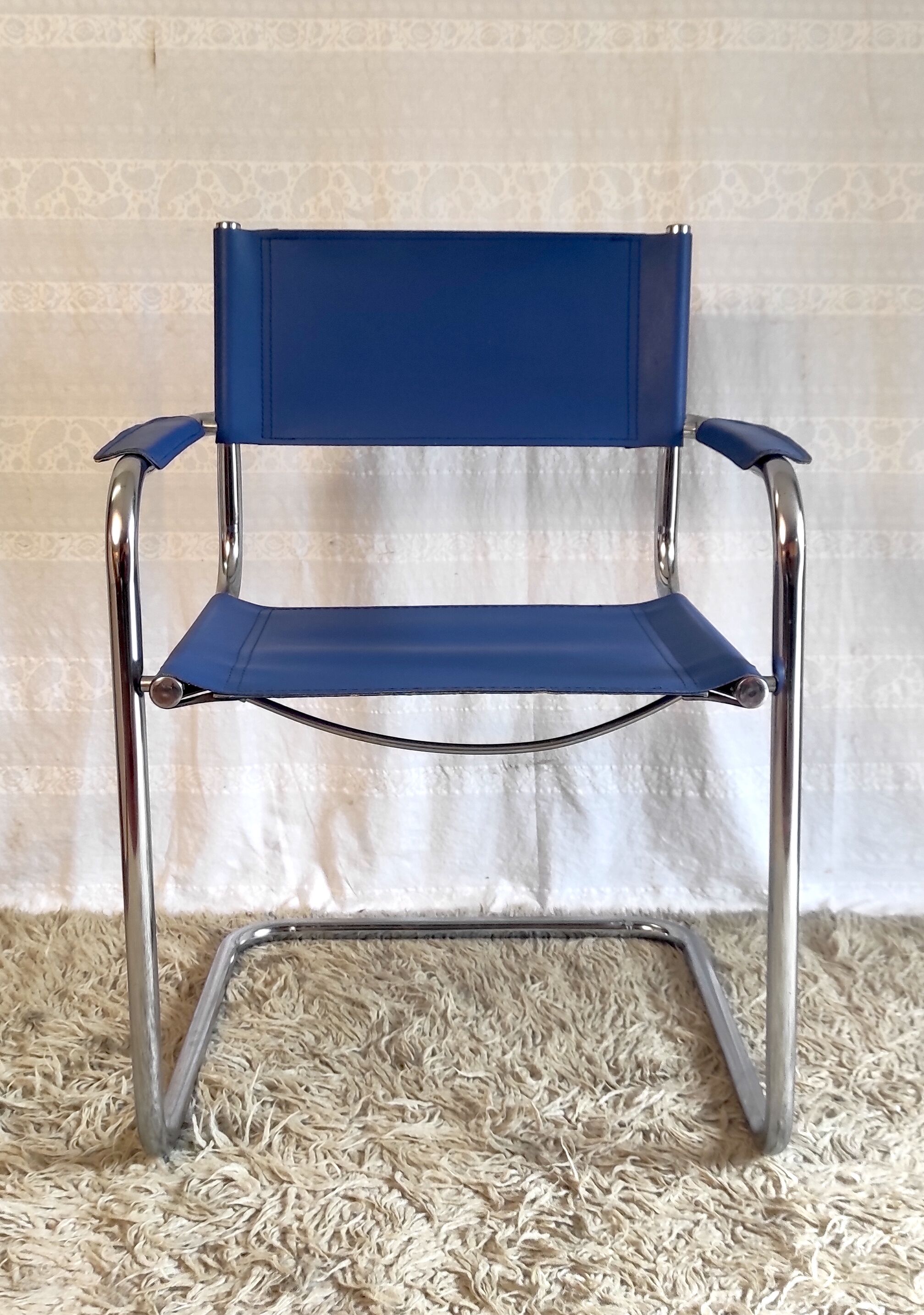 Bauhaus design "cantilever" armchair in blue leather – 80s