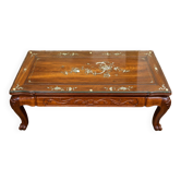 Table basse chinoise en bois sculpté et incrustations de nacre – XXe