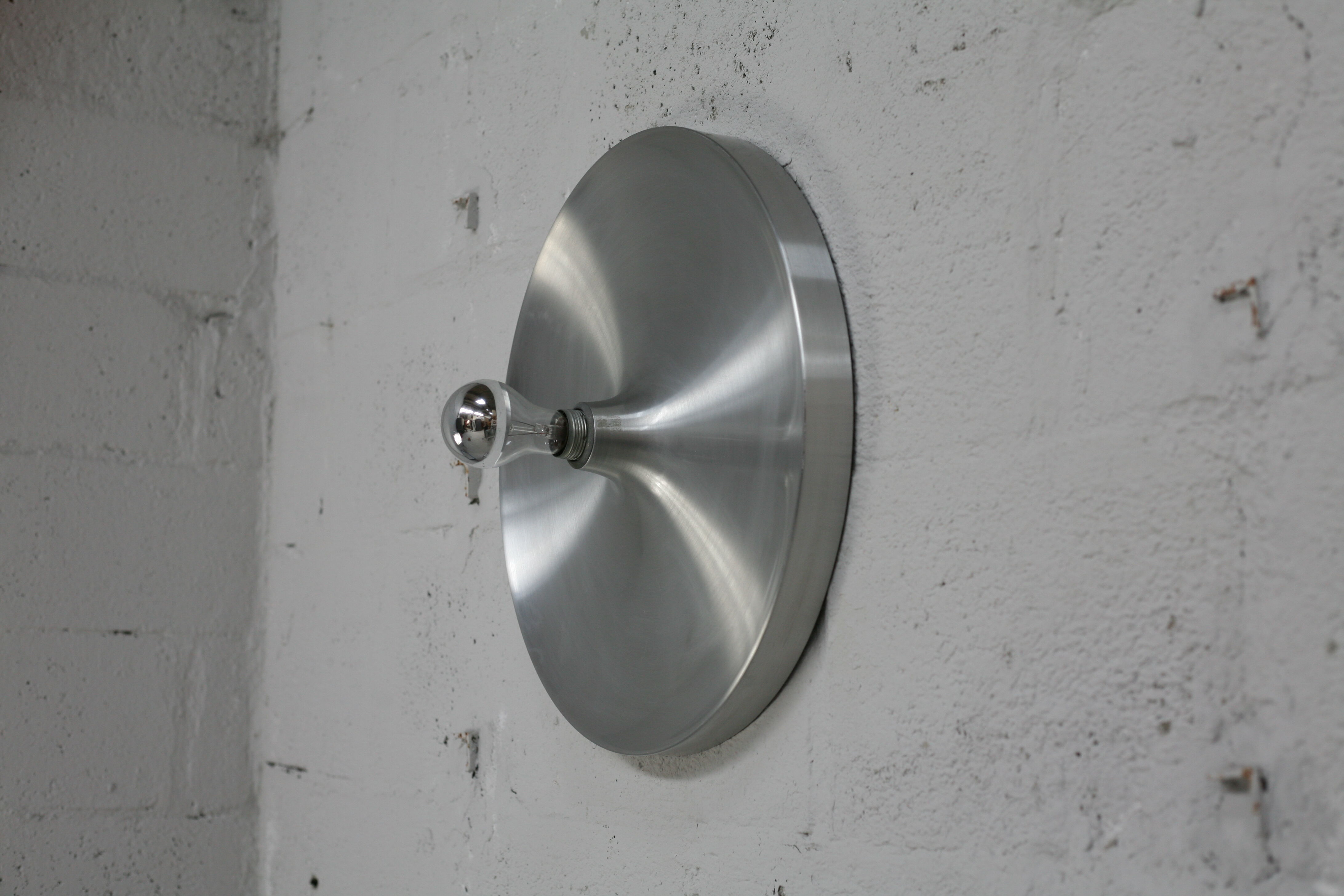 “Space age” wall lamp in aluminum. Circa 1970