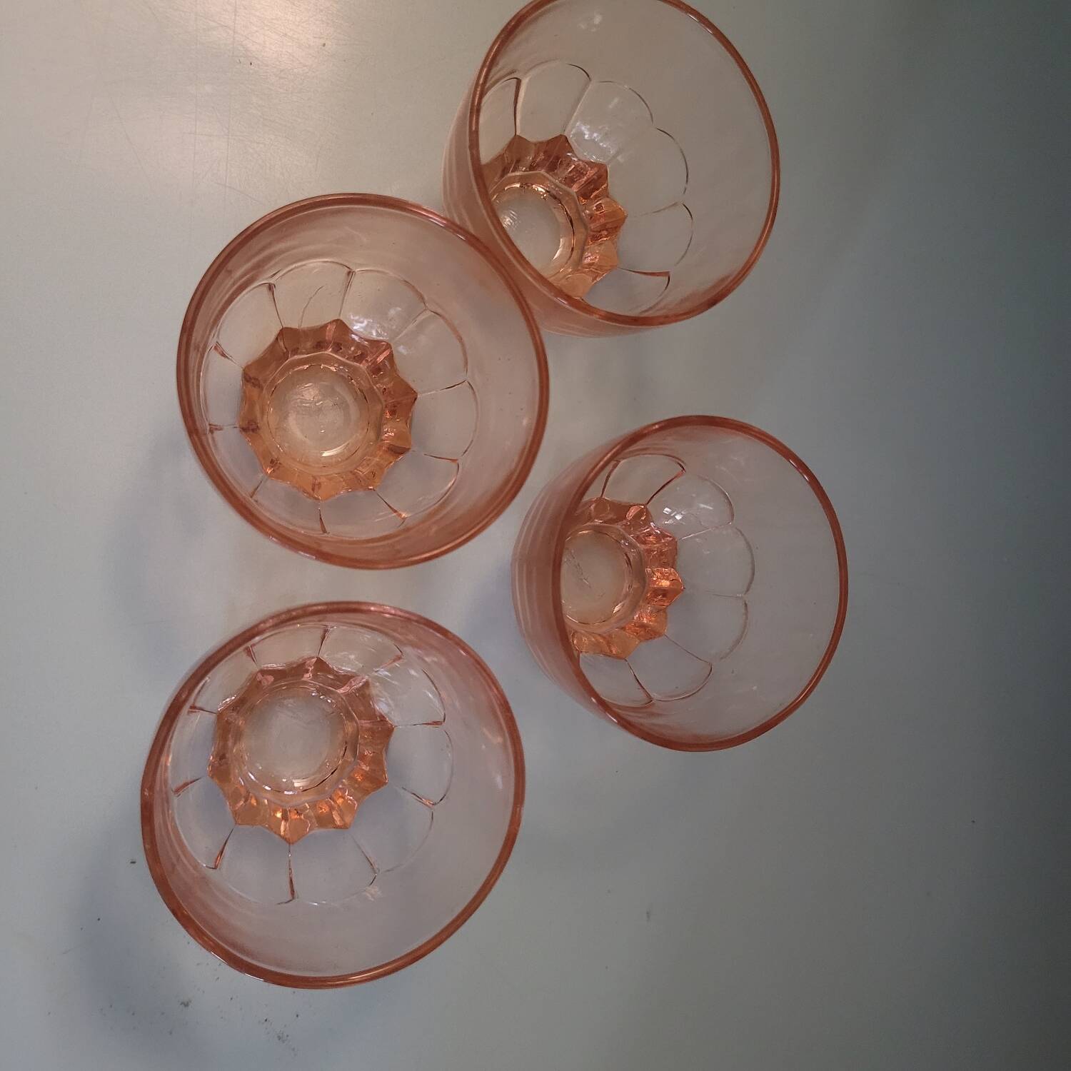 4 verres ambrés à base étoilée – France, années 40-50