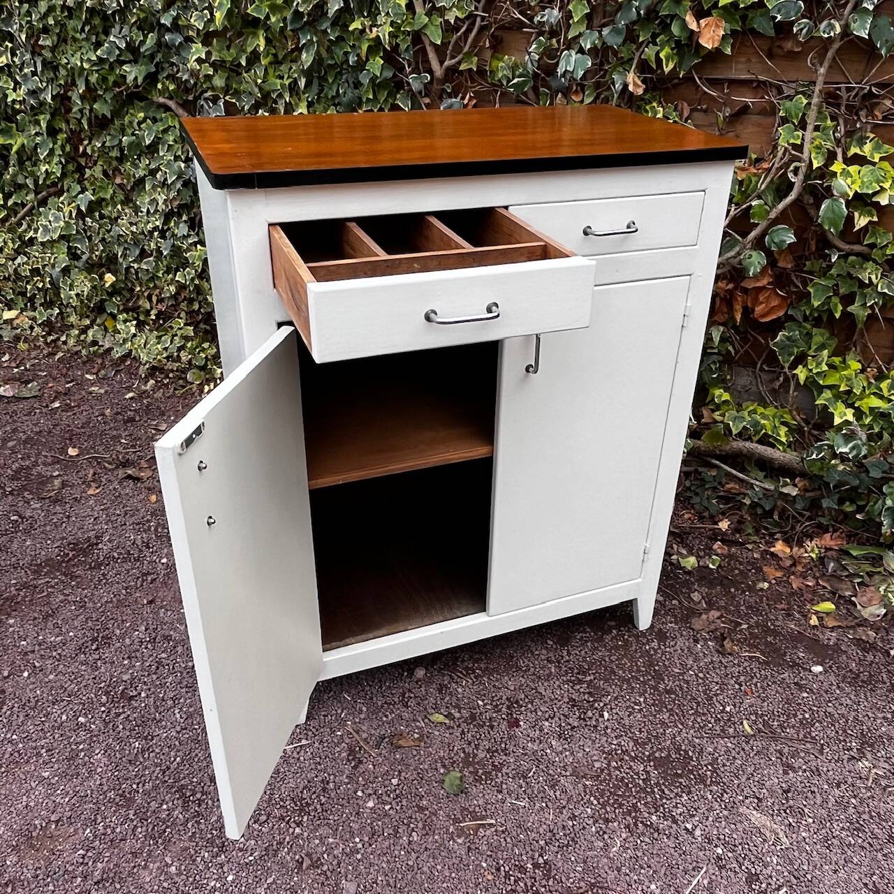 Vintage white sideboard with 2 doors and 2 drawers