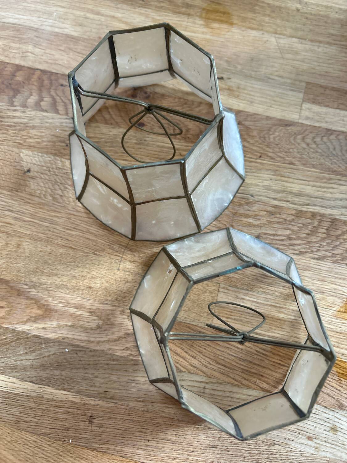 Set of 2 clamp lampshades in mother-of-pearl and brass