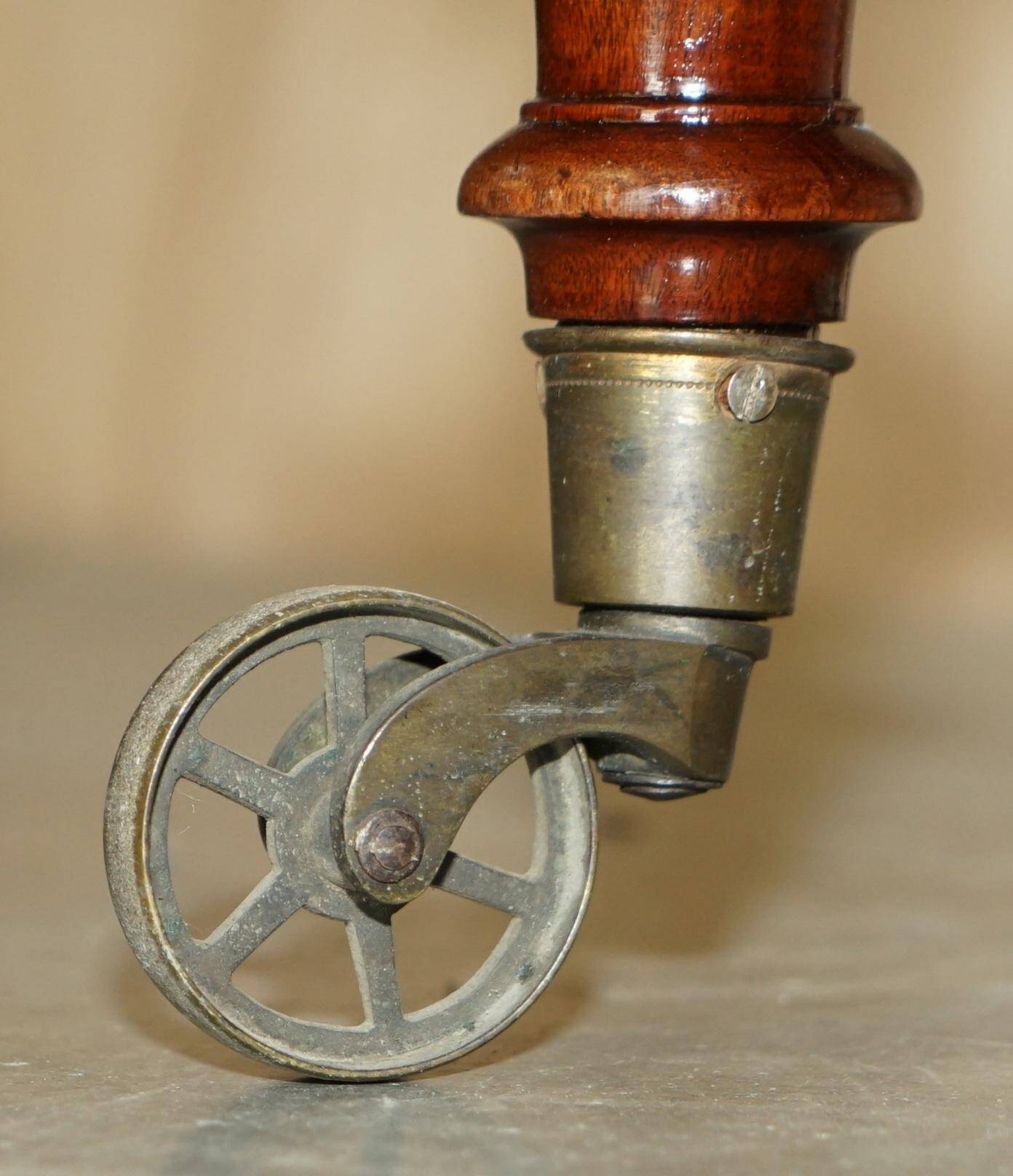 Chariot bibliothèque en acajou circa 1840 à trois niveaux