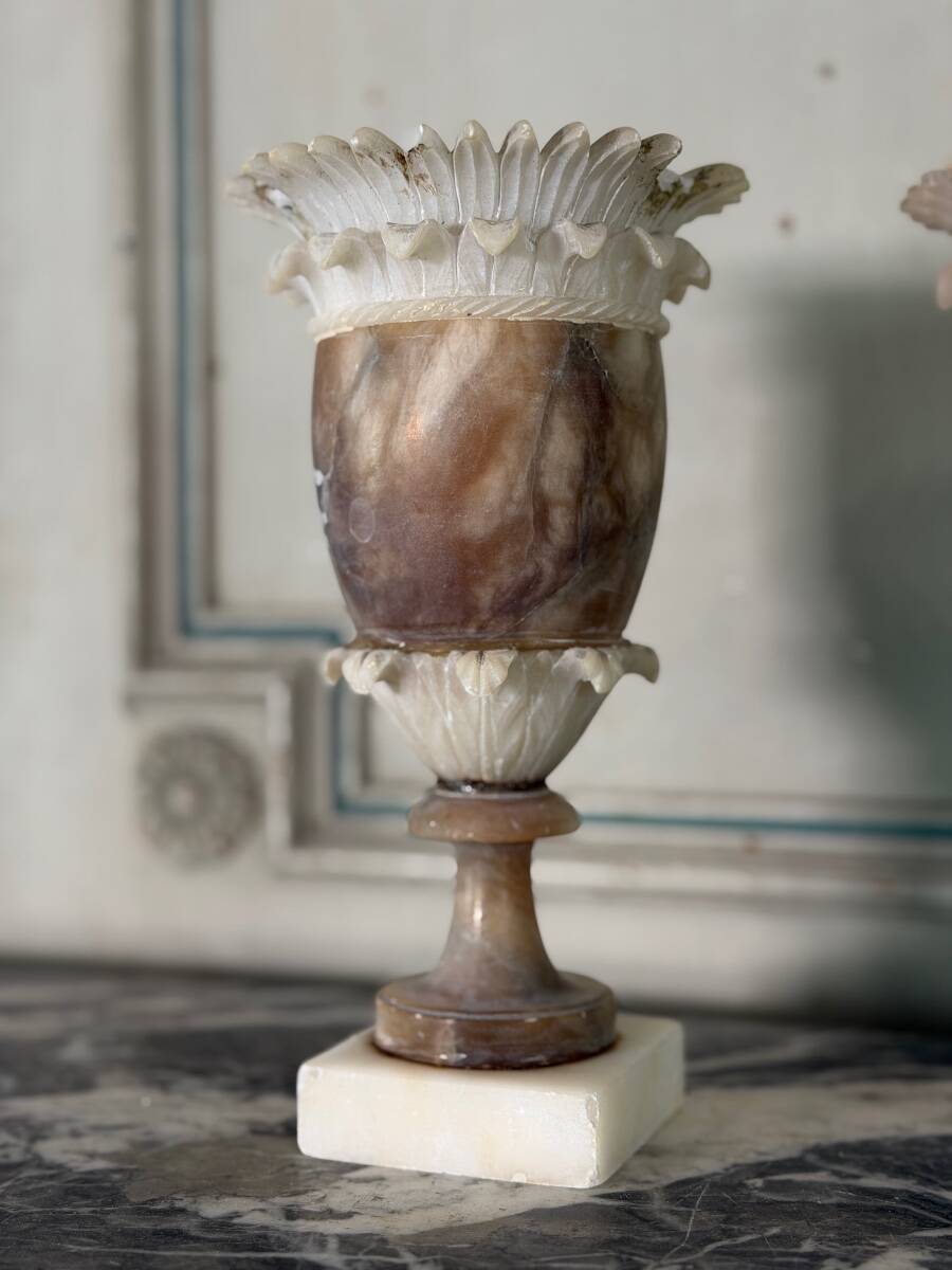 Paire de vases en albâtre bicolore, vers 1900, manques sur la collerette