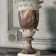 Paire de vases en albâtre bicolore, vers 1900, manques sur la collerette