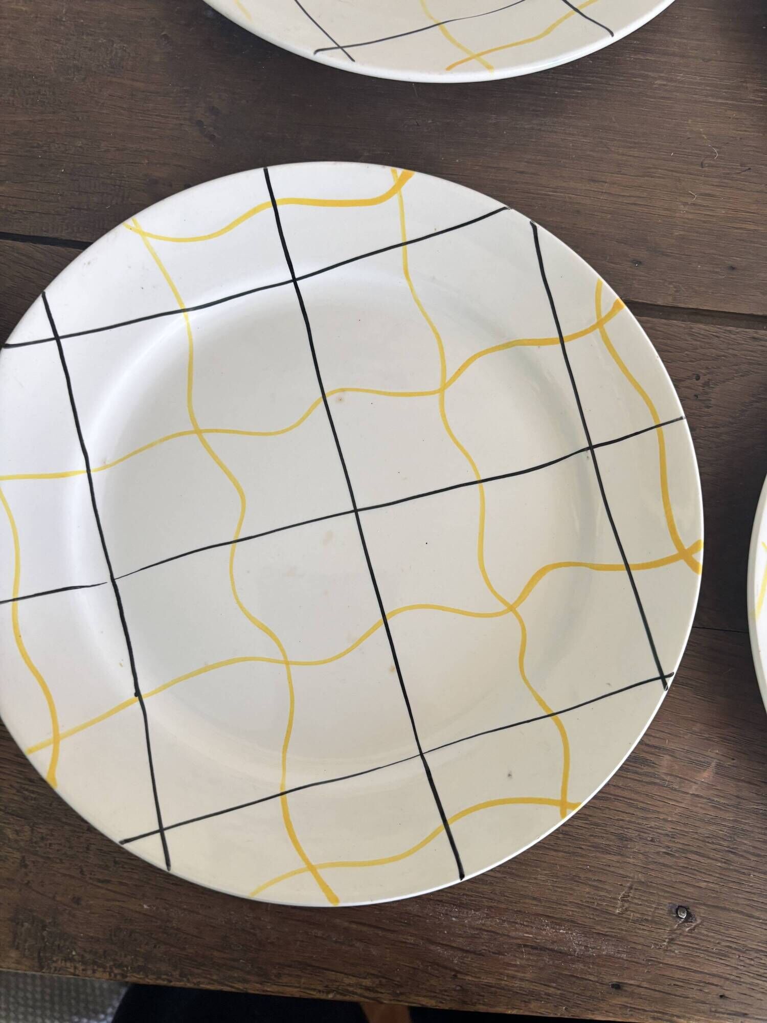 Vintage Longchamp France service – 18 graphic plates from the 1950s.