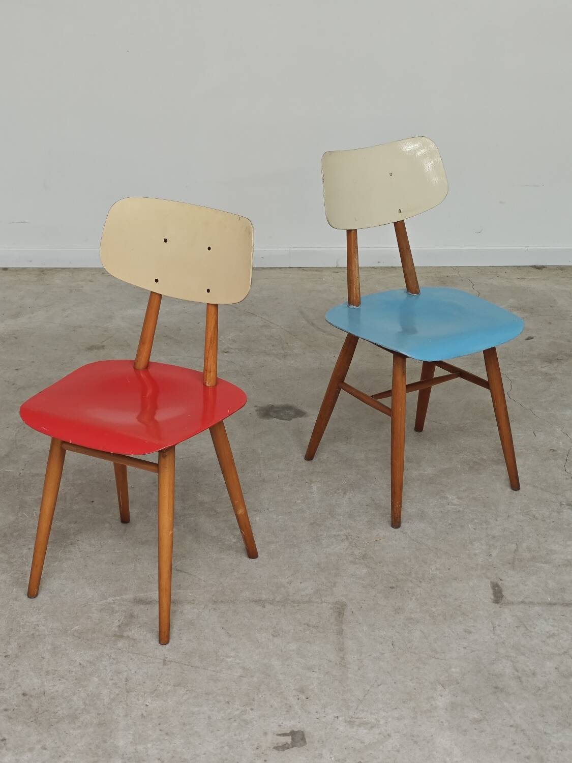 Paire de chaises bois TON Bystrice Thonet rouge et bleu