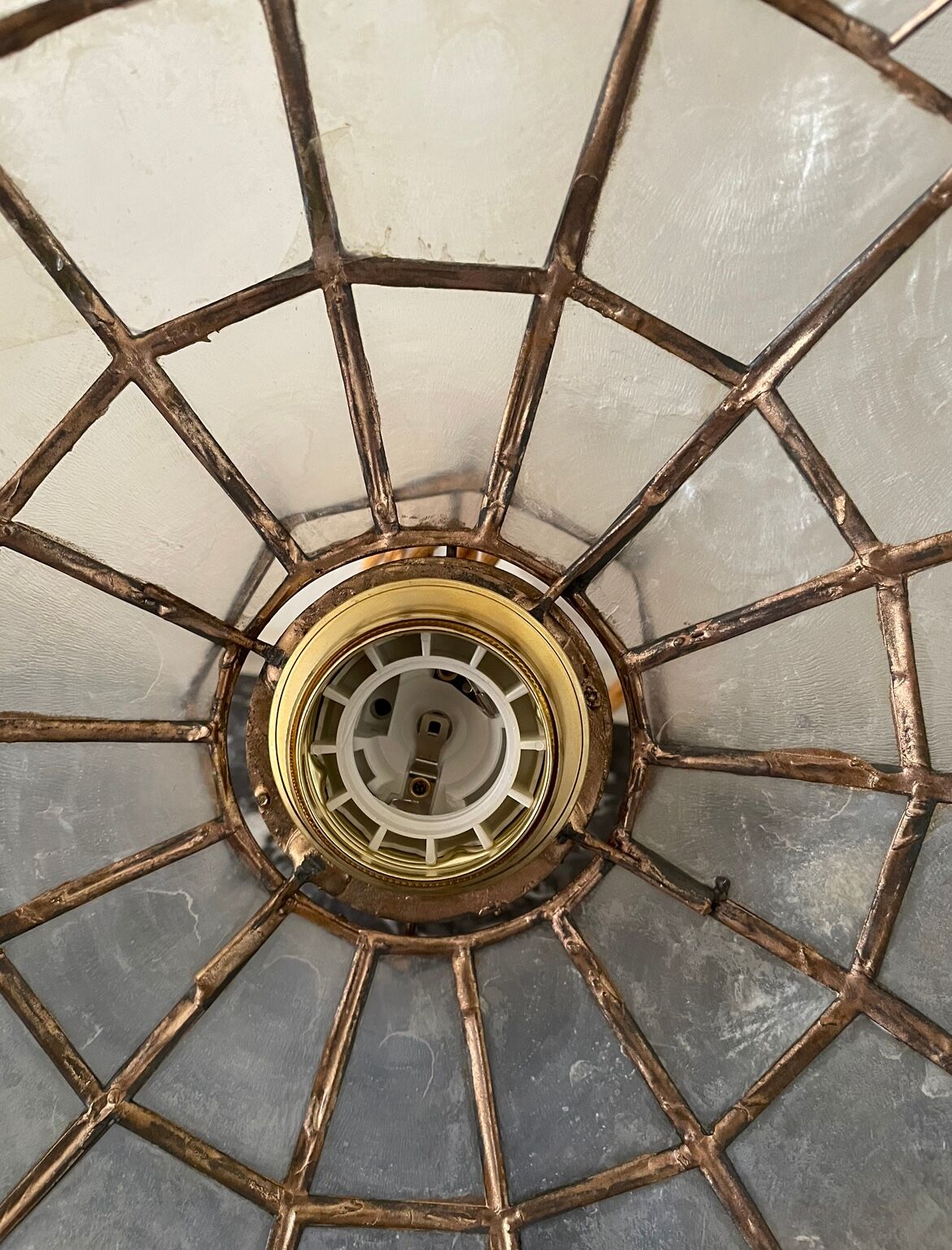 Mother-of-pearl and brass suspension