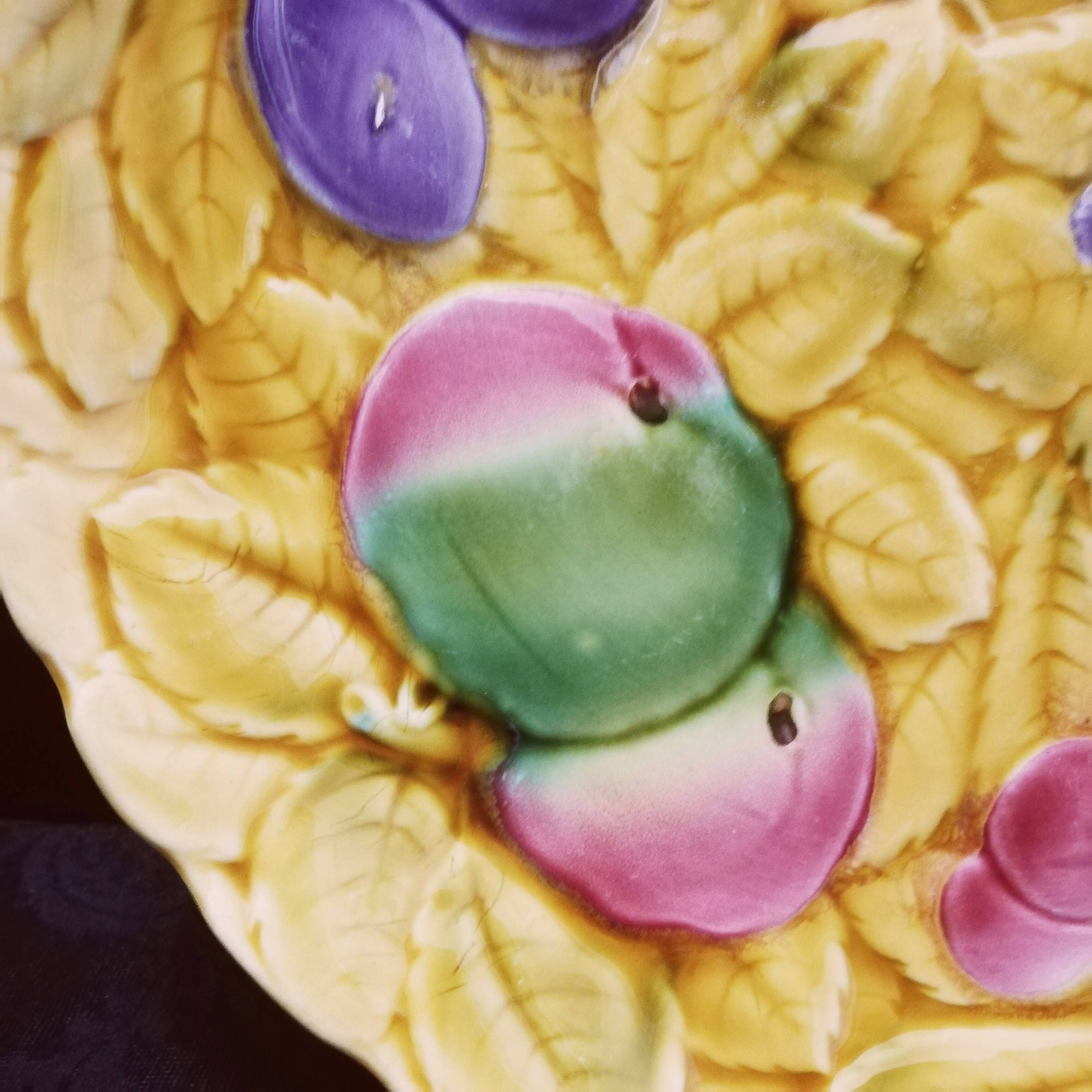 Plat à dessert en barbotine