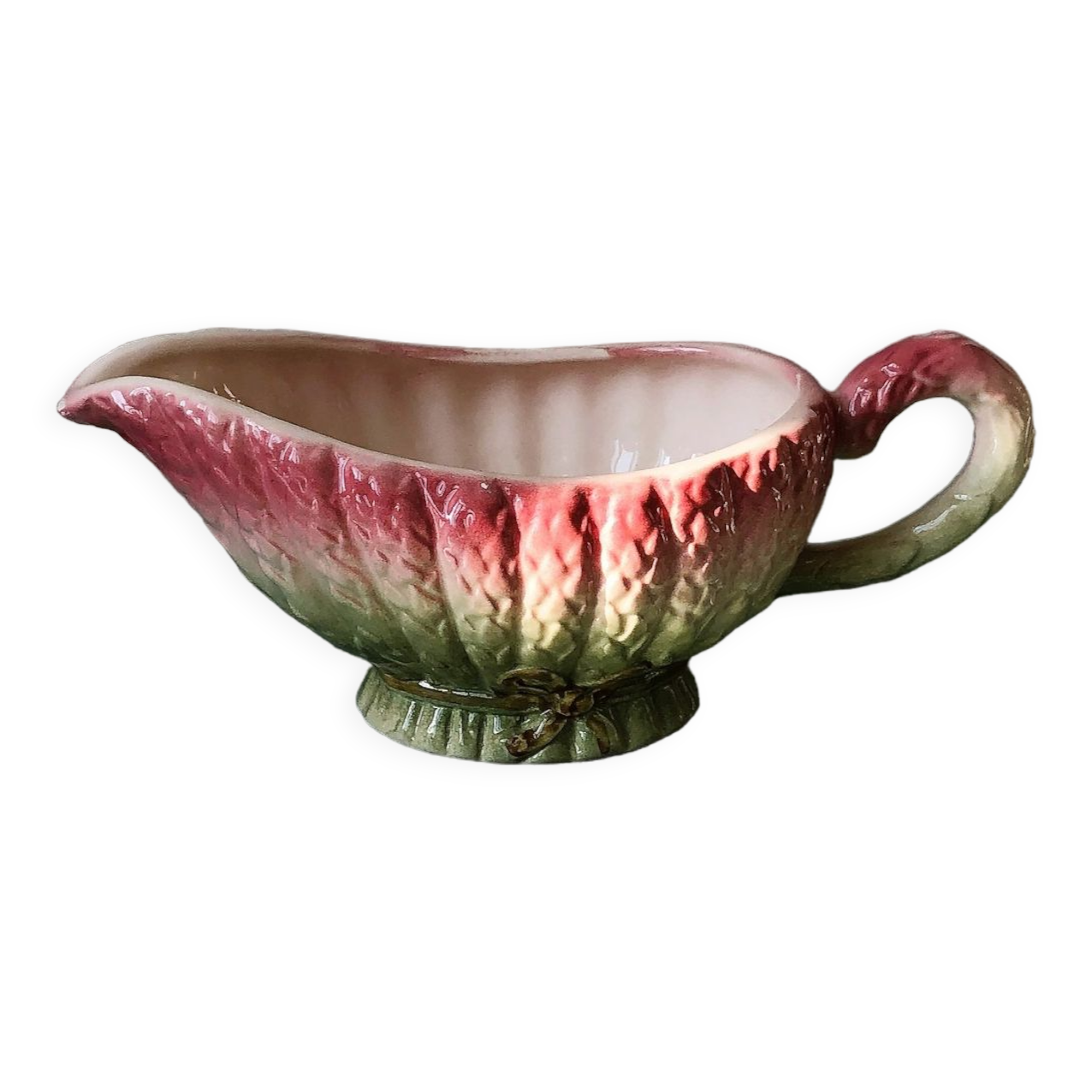 Saucière en barbotine avec un motif d'asperges dans les couleurs vieux rose et vert-blanc