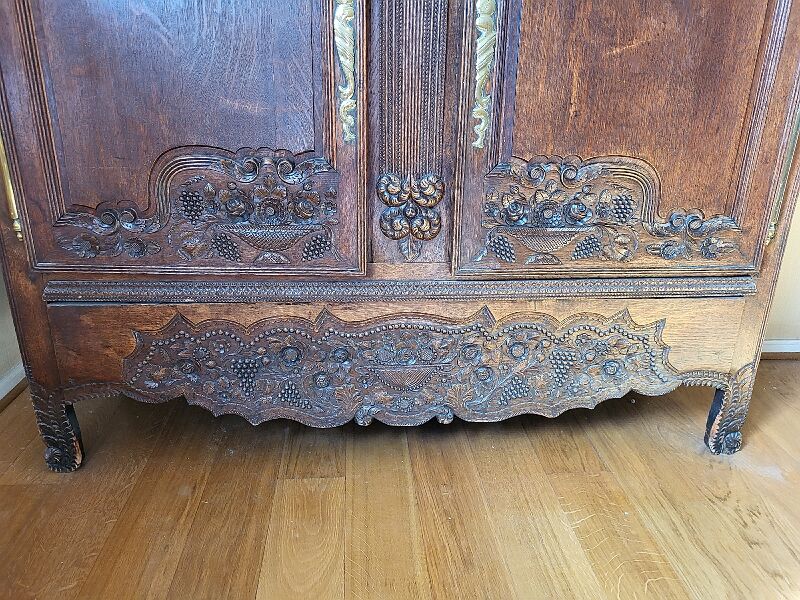 Armoire en chene sculptee du xviii ème siecle
