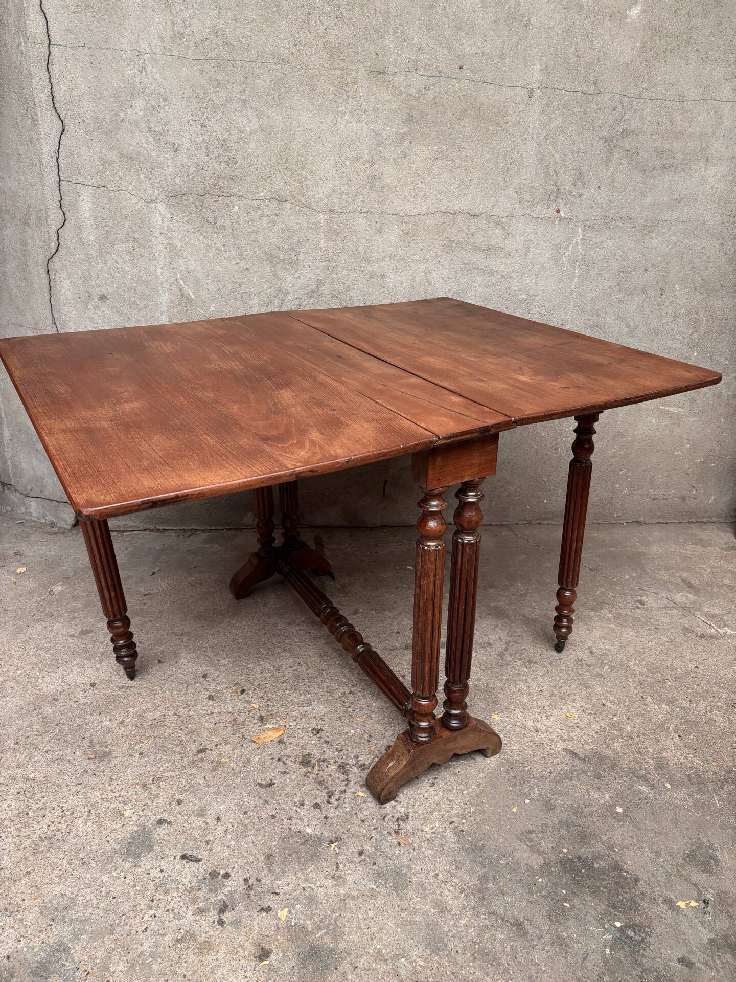 Extensible Napoleon III gateleg table