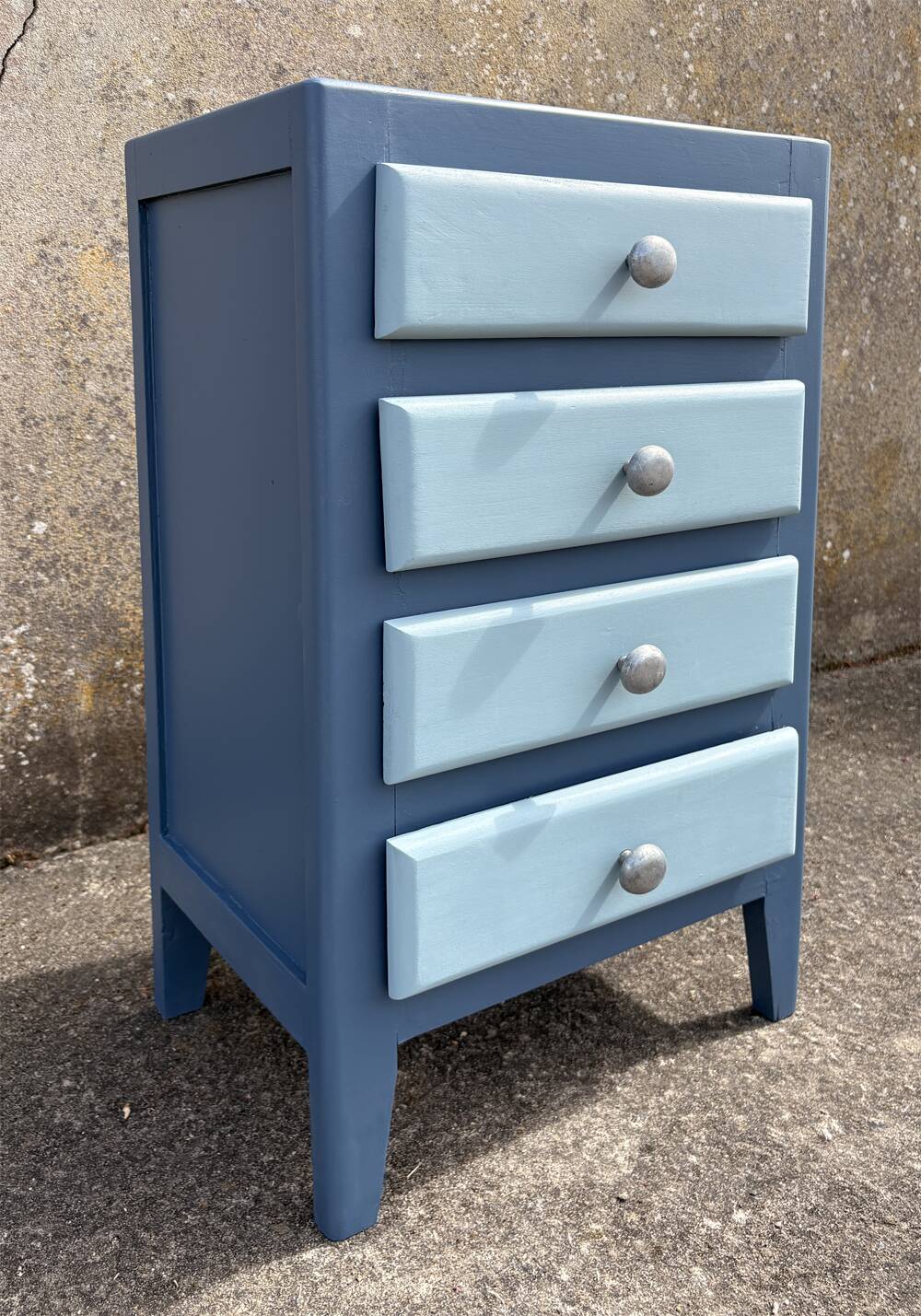 Commode vintage 4 tiroirs bleu pastel – esprit bord de mer chic & joyeux