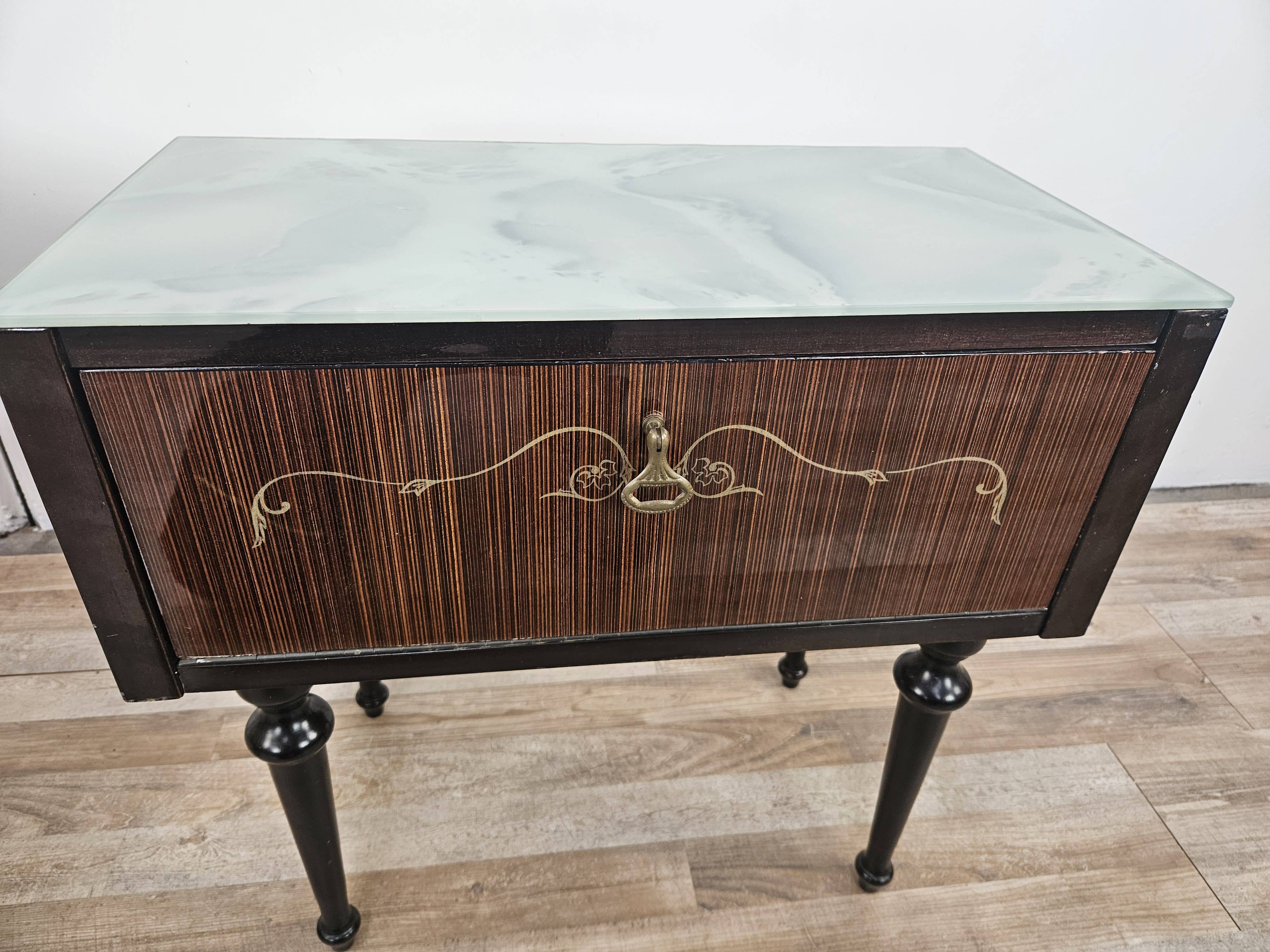 Paire de tables de chevet des années 60 avec porte à abattant et plateau en verre bleu