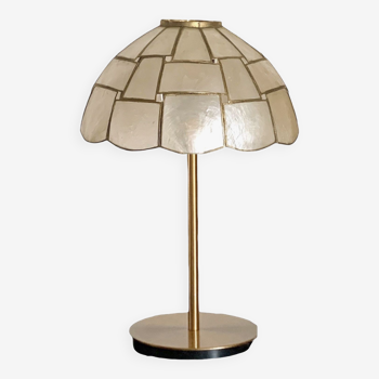 Lampe à poser avec un abat-jour avec des nacres serties de laiton en damier et un pied doré