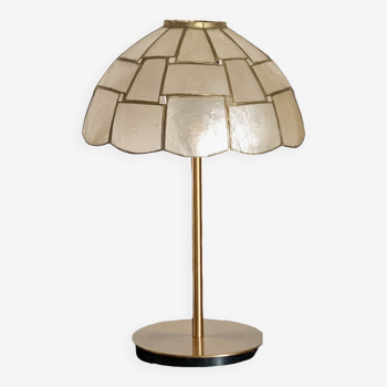 Table lamp with a lampshade with mother-of-pearl set with checkerboard brass and a gilded foot