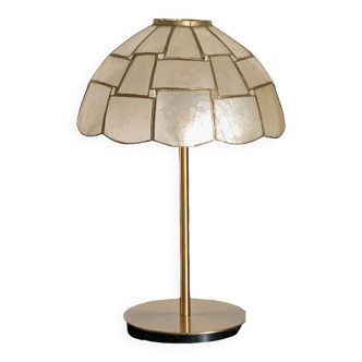 Table lamp with a lampshade with mother-of-pearl set with checkerboard brass and a gilded foot