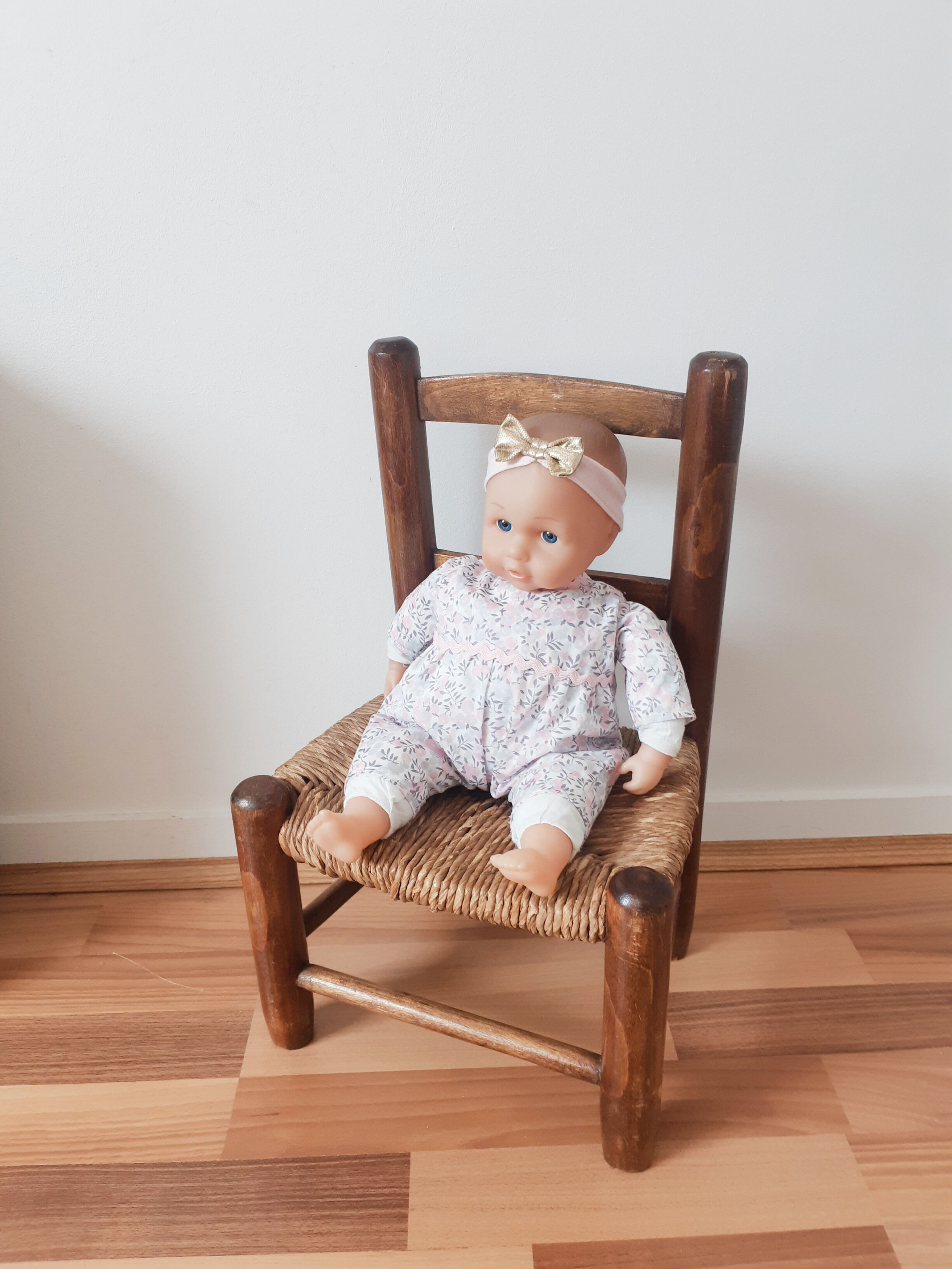 Vintage children's chair in wood and straw, made in France