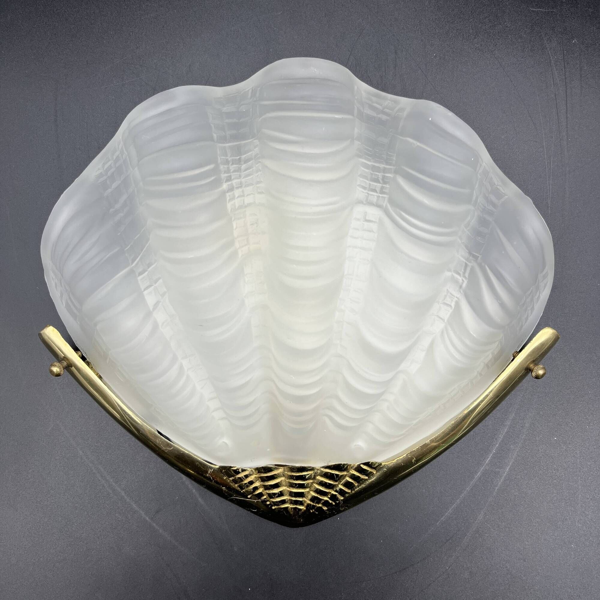 Shell wall light in gilded brass and frosted pressed glass Art Deco style