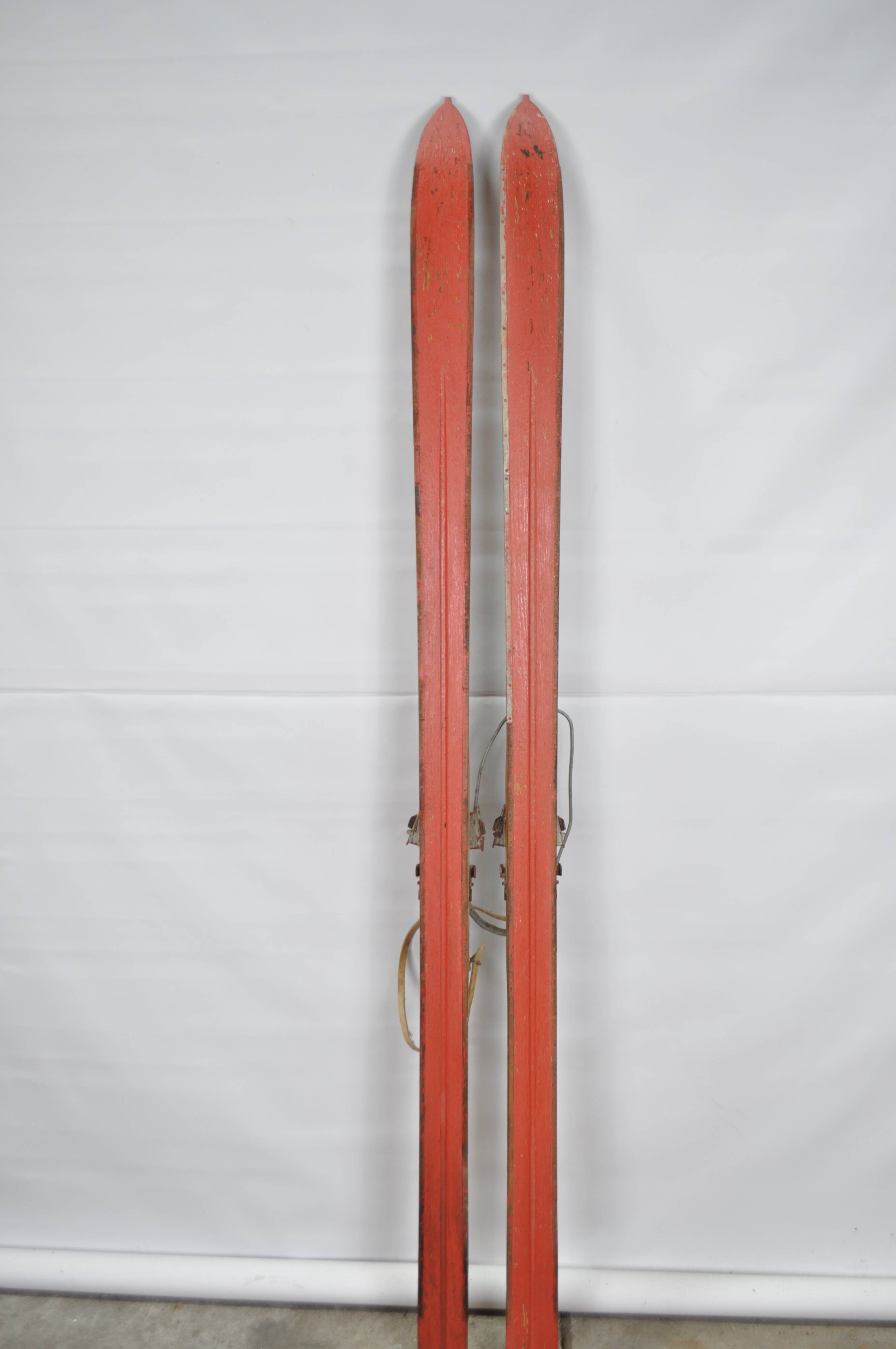Pair of vintage Ramy skis 1950