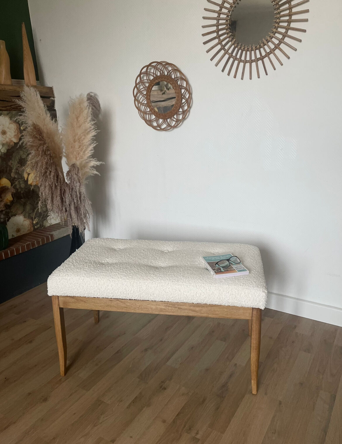Oak bench, white fabric