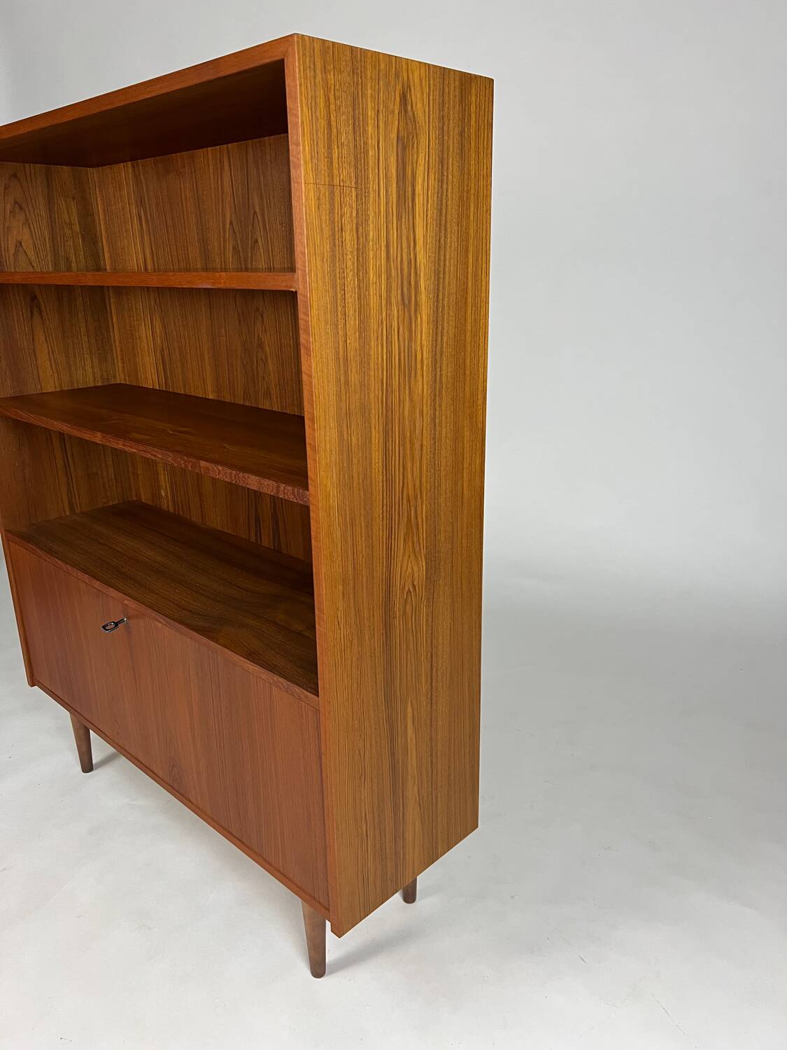 Buffet haut vintage Schrank, design danois, années 1960, milieu du siècle