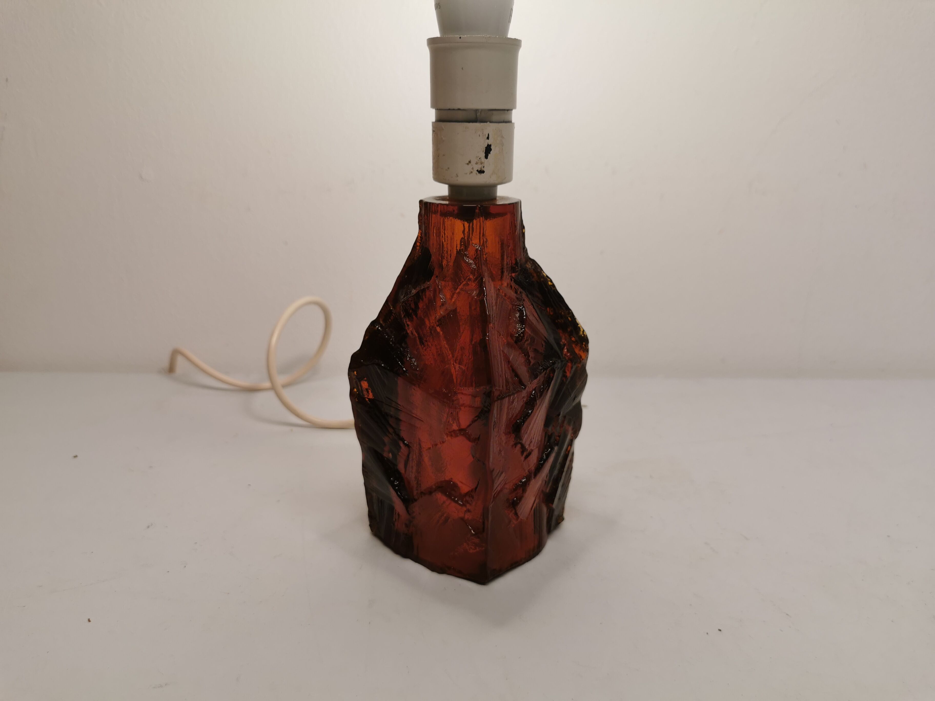 Pied de lampe de table, en verre pressé dur de couleur ambre. Design danois