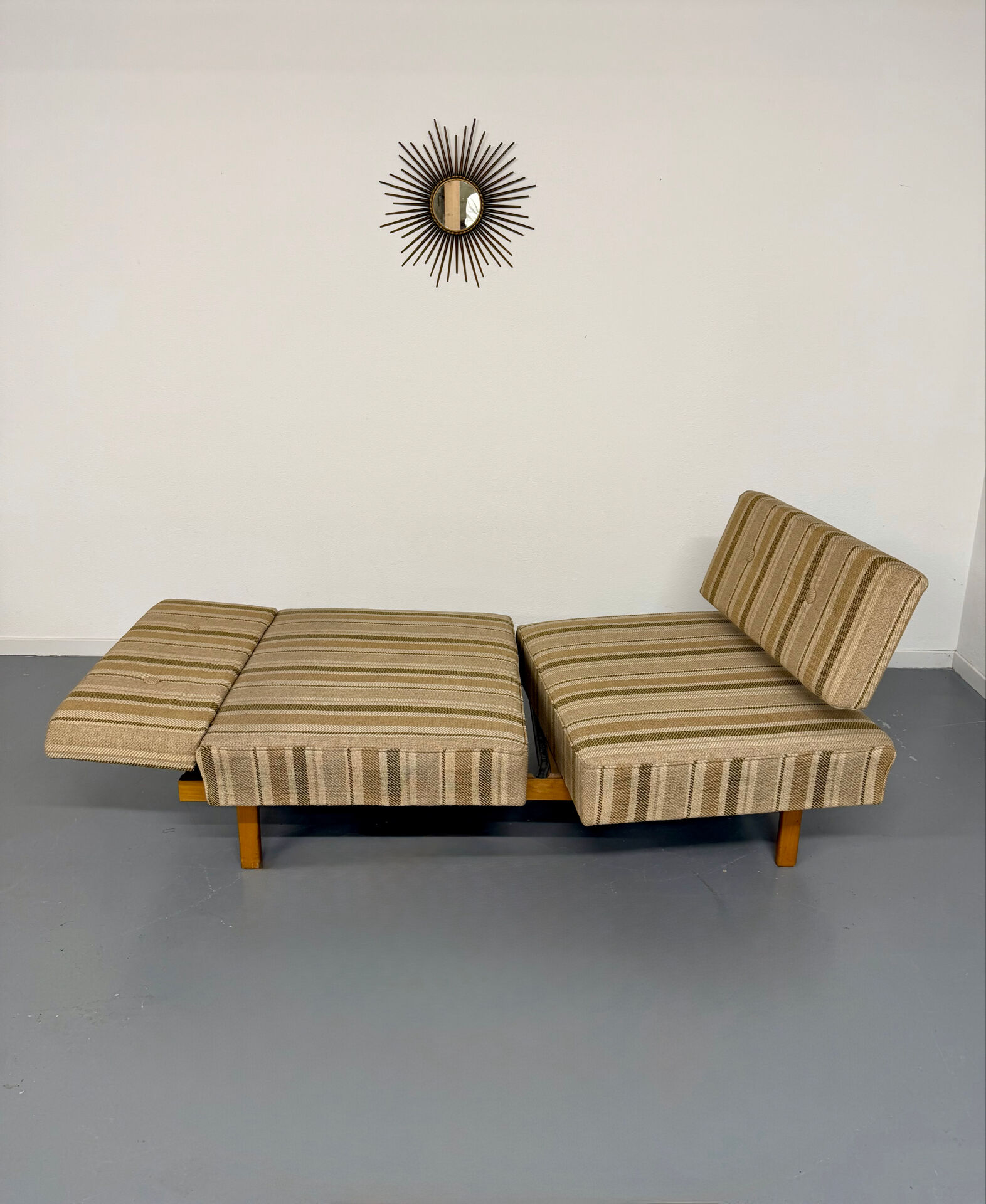 Vintage Daybed sofa bed design by Wilhelm Knoll model Stella from the 1960s.