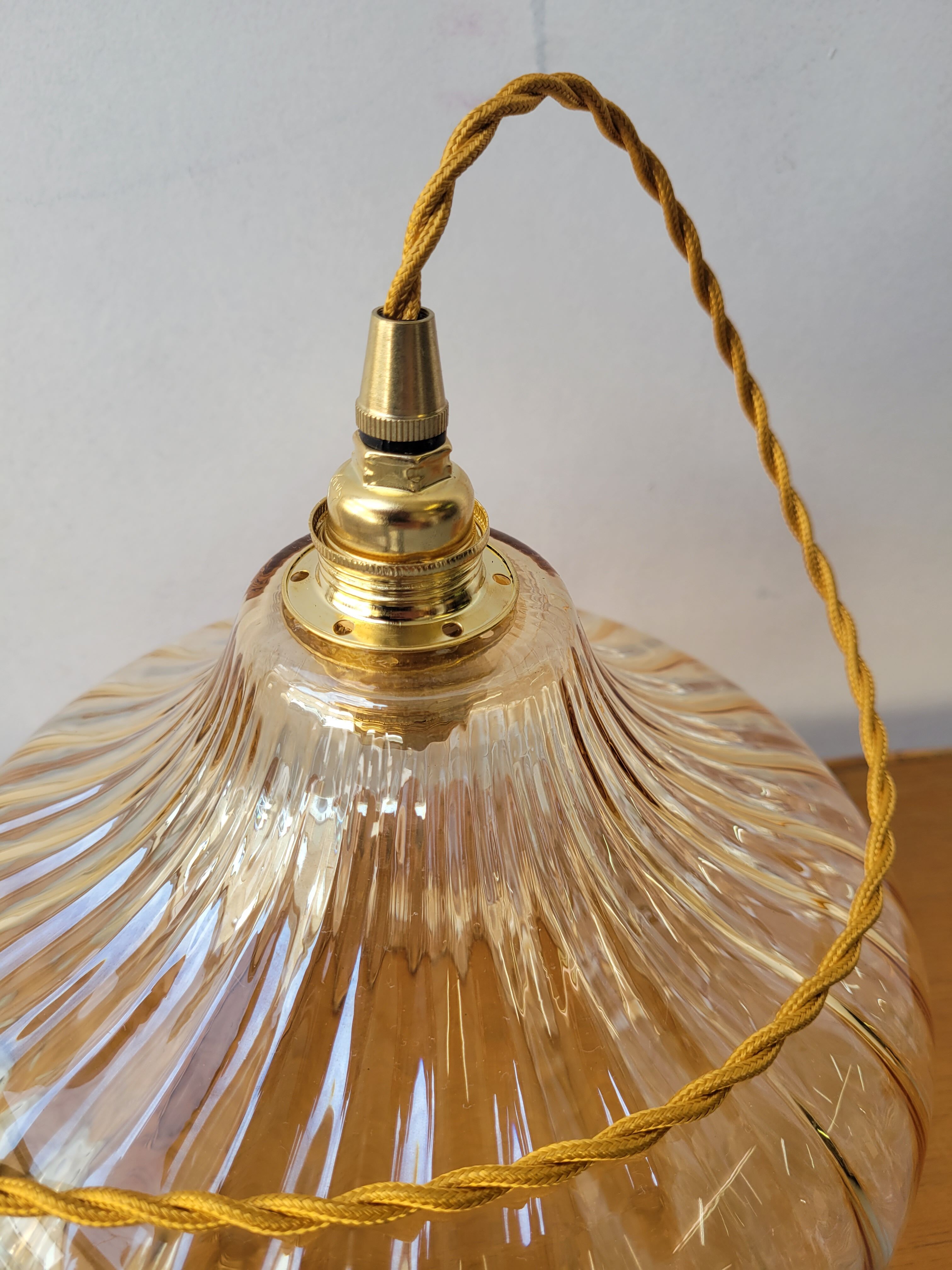 Suspension en verre strié ambré