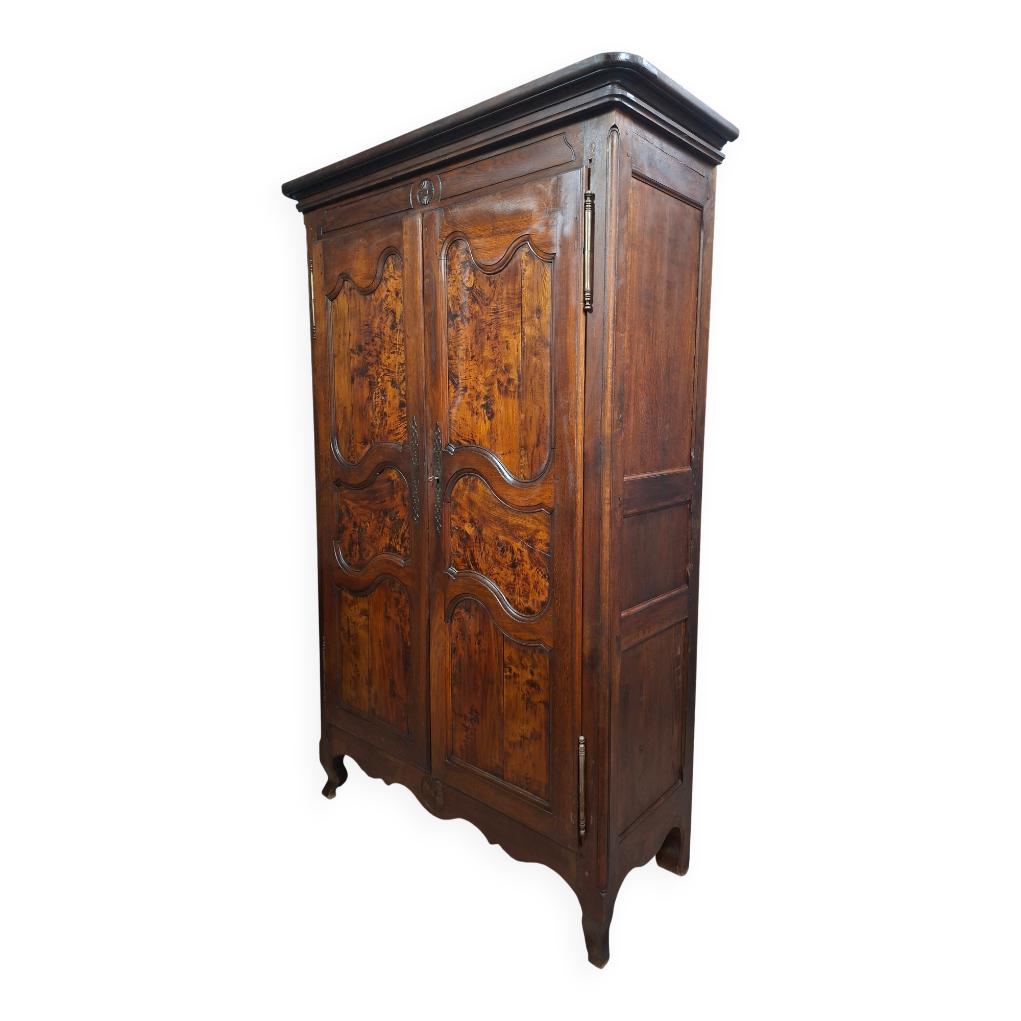 Bressanne wardrobe in walnut and solid oak, regional work from the 20th century.
