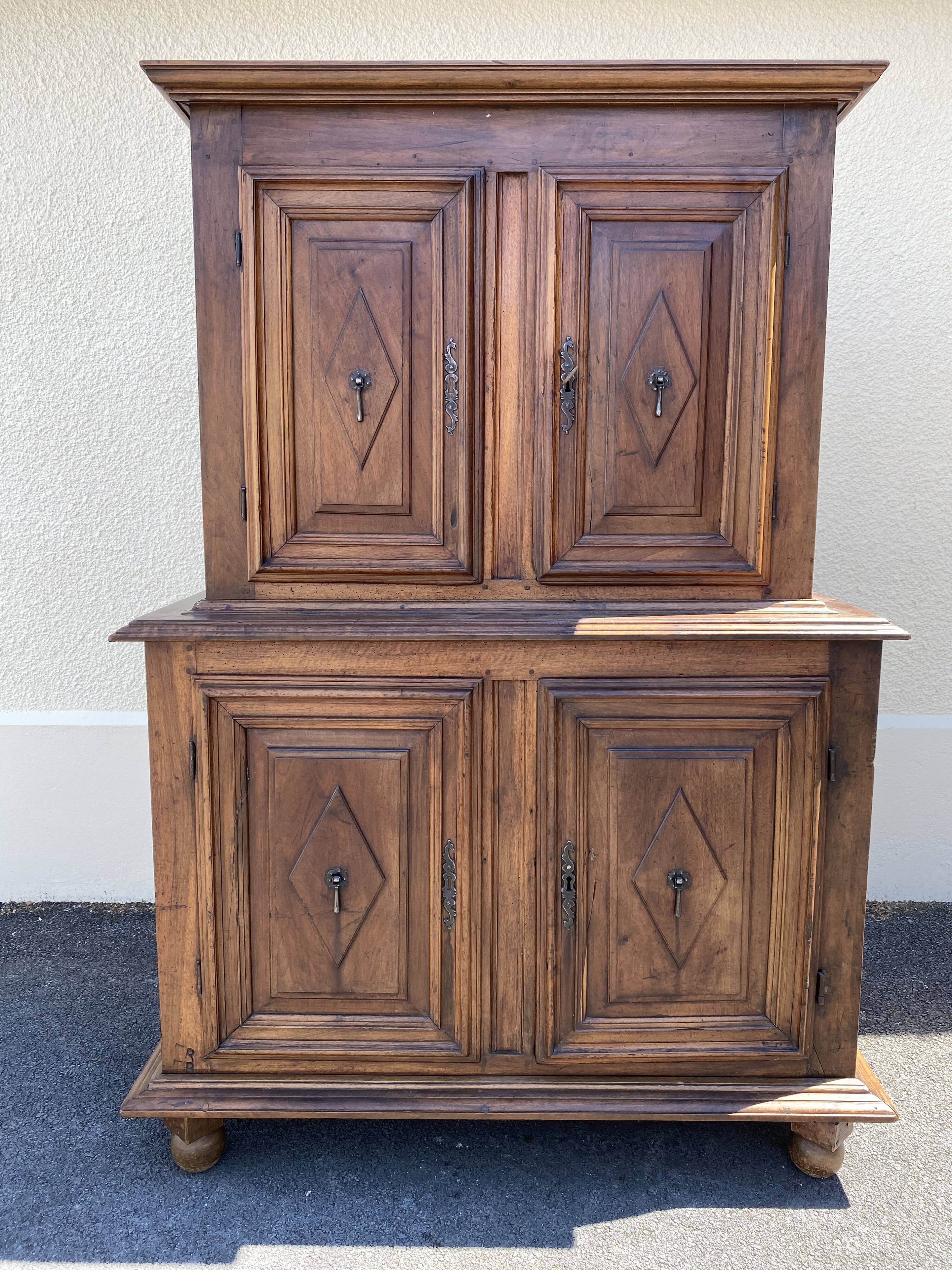 Two-piece buffet with diamond point