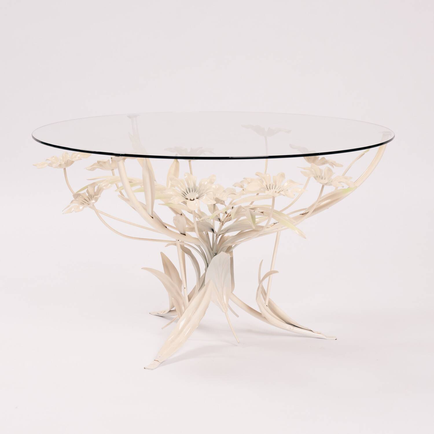 Table fleurie en métal Hans Kogl du milieu du siècle avec plateau en verre