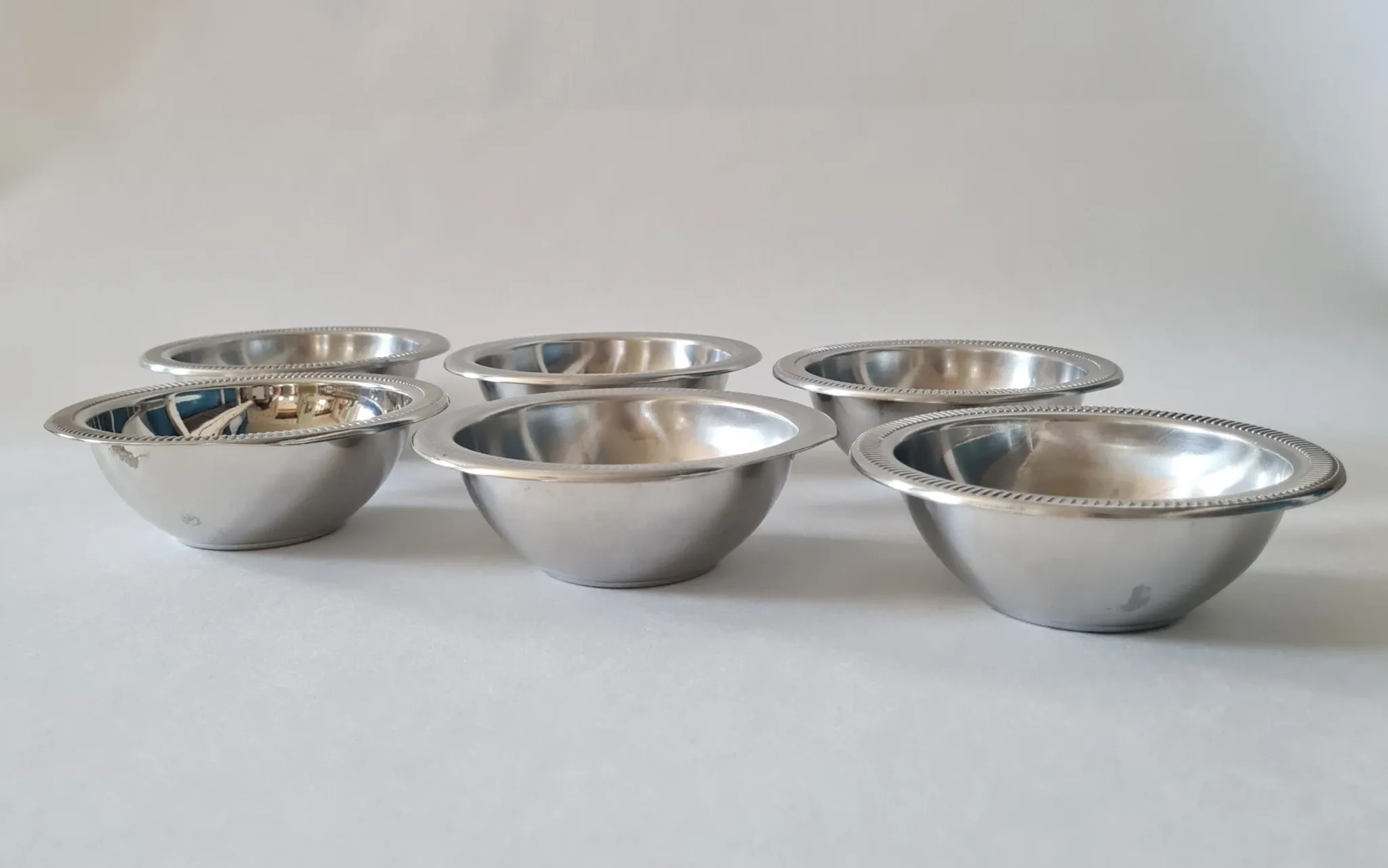 Set of 6 small vintage stainless steel bowls Set of 6 small bowls