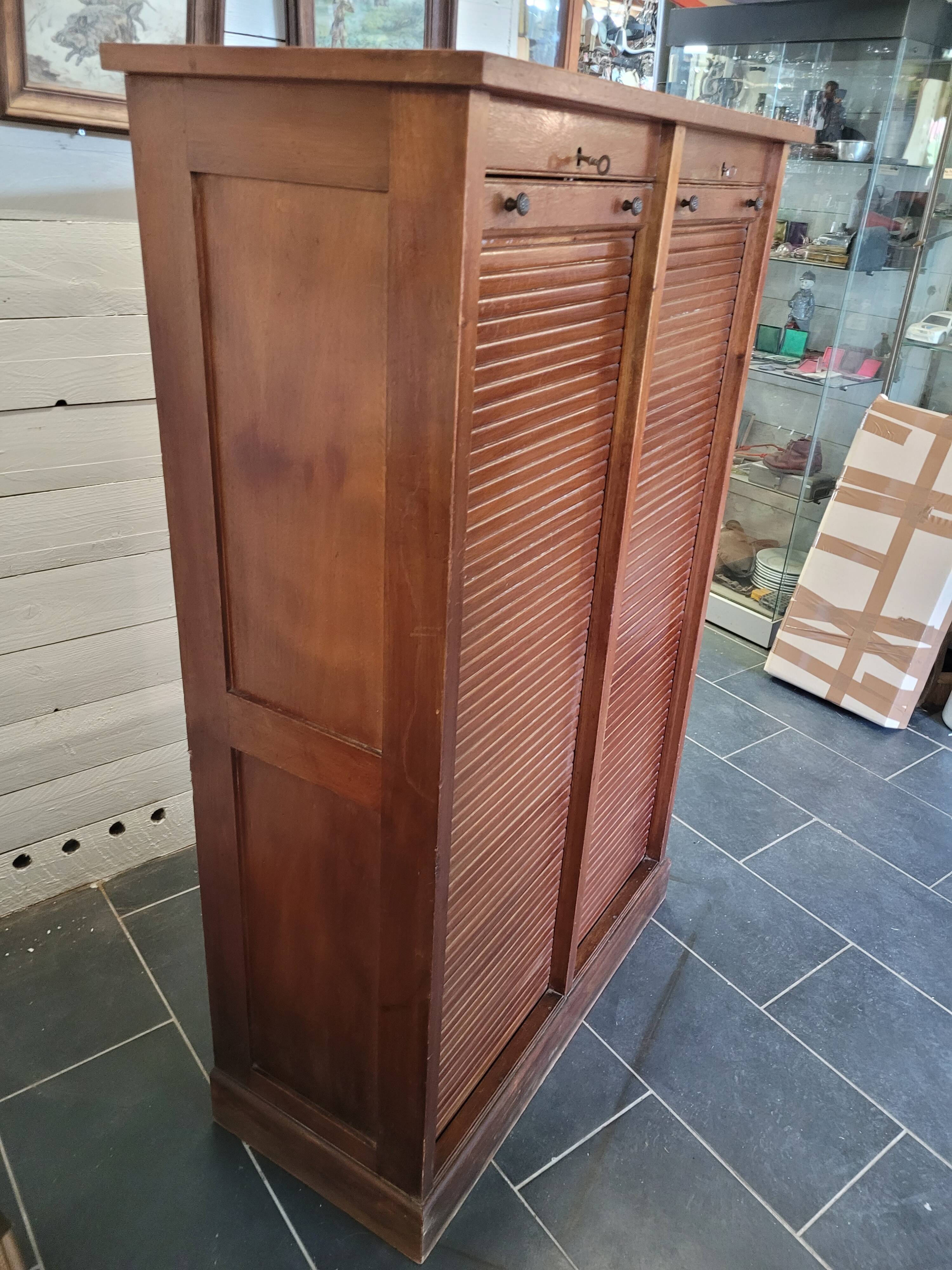 Double curtain binder in blond mahogany