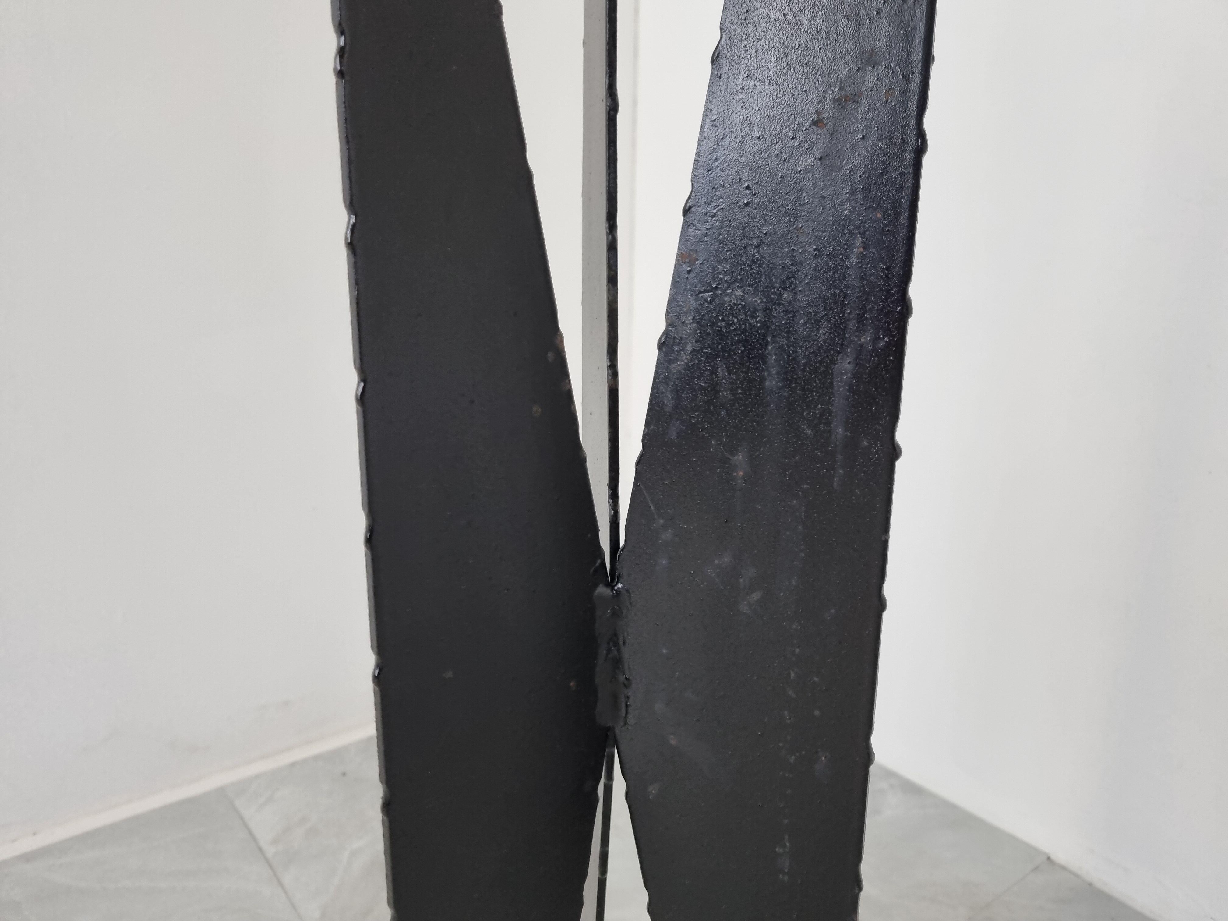 Chandelier brutaliste au sol années 1970