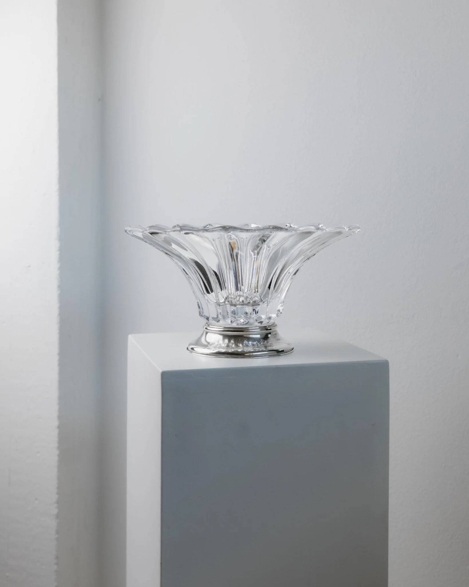 Grand bol en cristal clair vintage avec pied en argent - pièce maîtresse des années 1940 en Italie