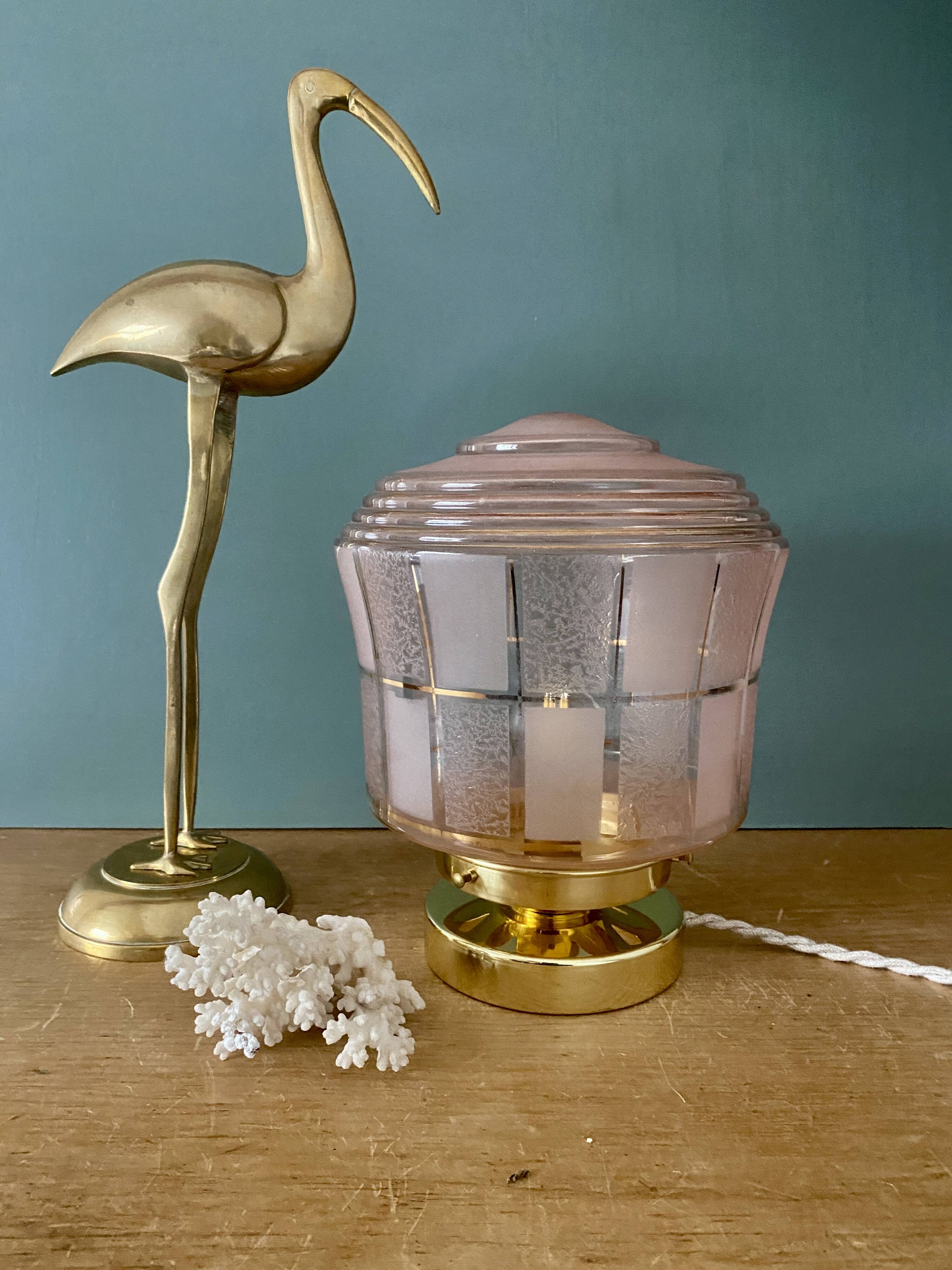 Lampe à poser globe vintage art déco en verre rose et doré