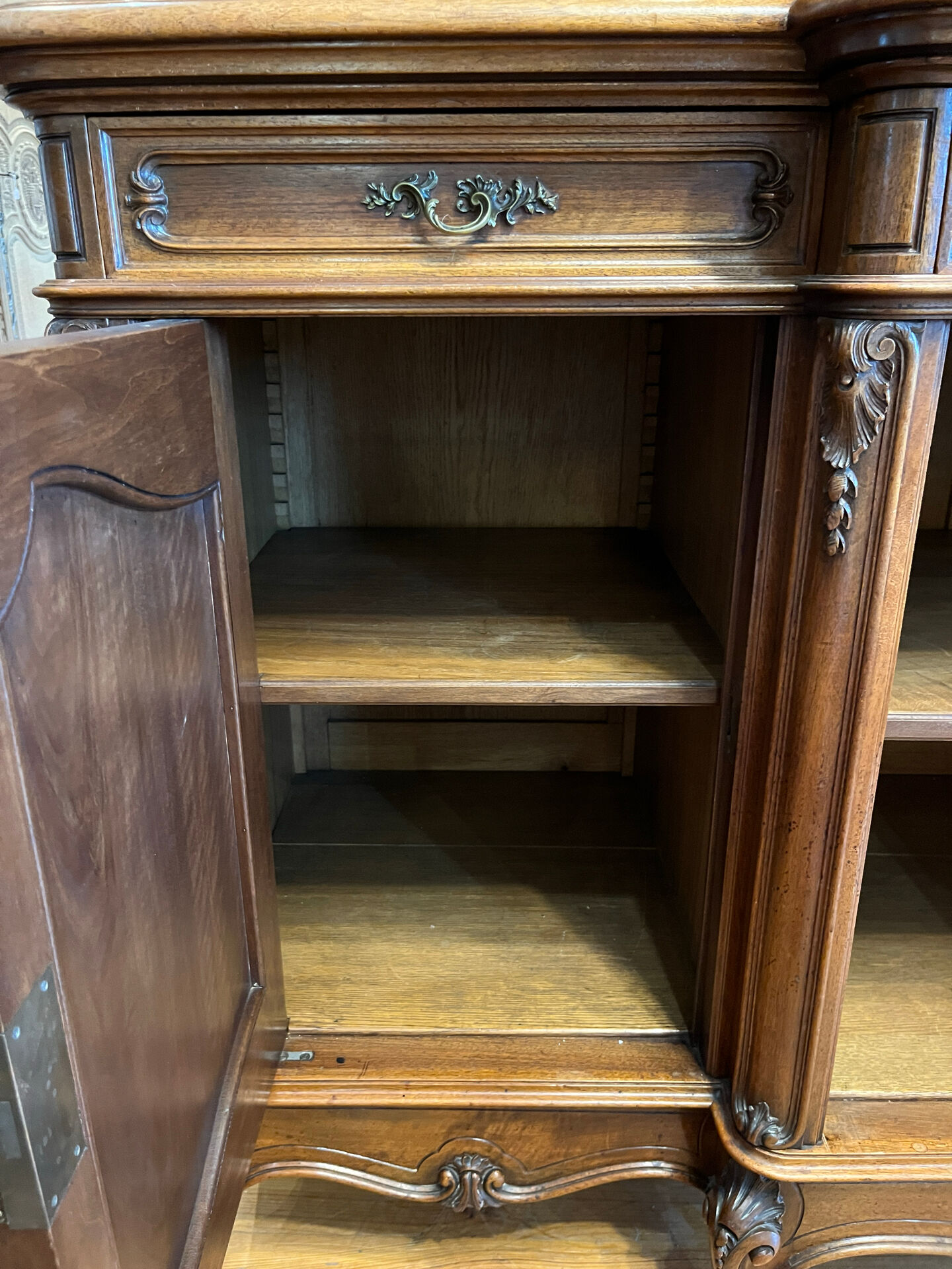 Buffet Noyer de style Louis XV