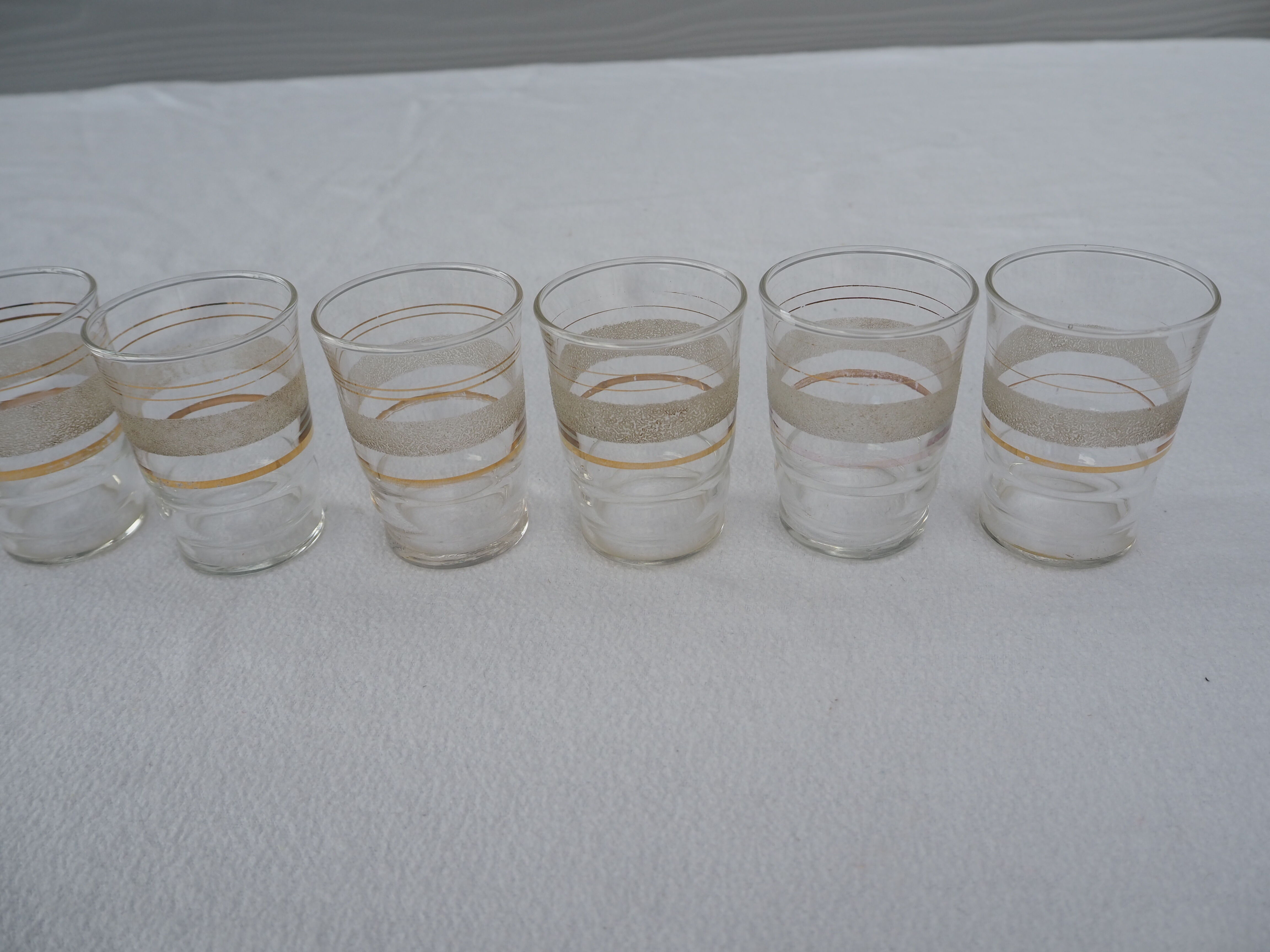 9 wine glasses, gold edging and granite – 1960s-1970s