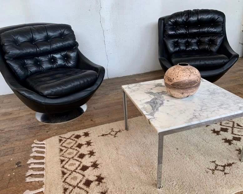 Pair of vintage swivel armchairs in black leather Tulip foot
