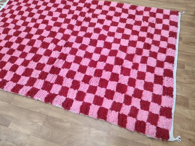 Handmade pure wool rug in traditional pink and red, 150/250 cm.