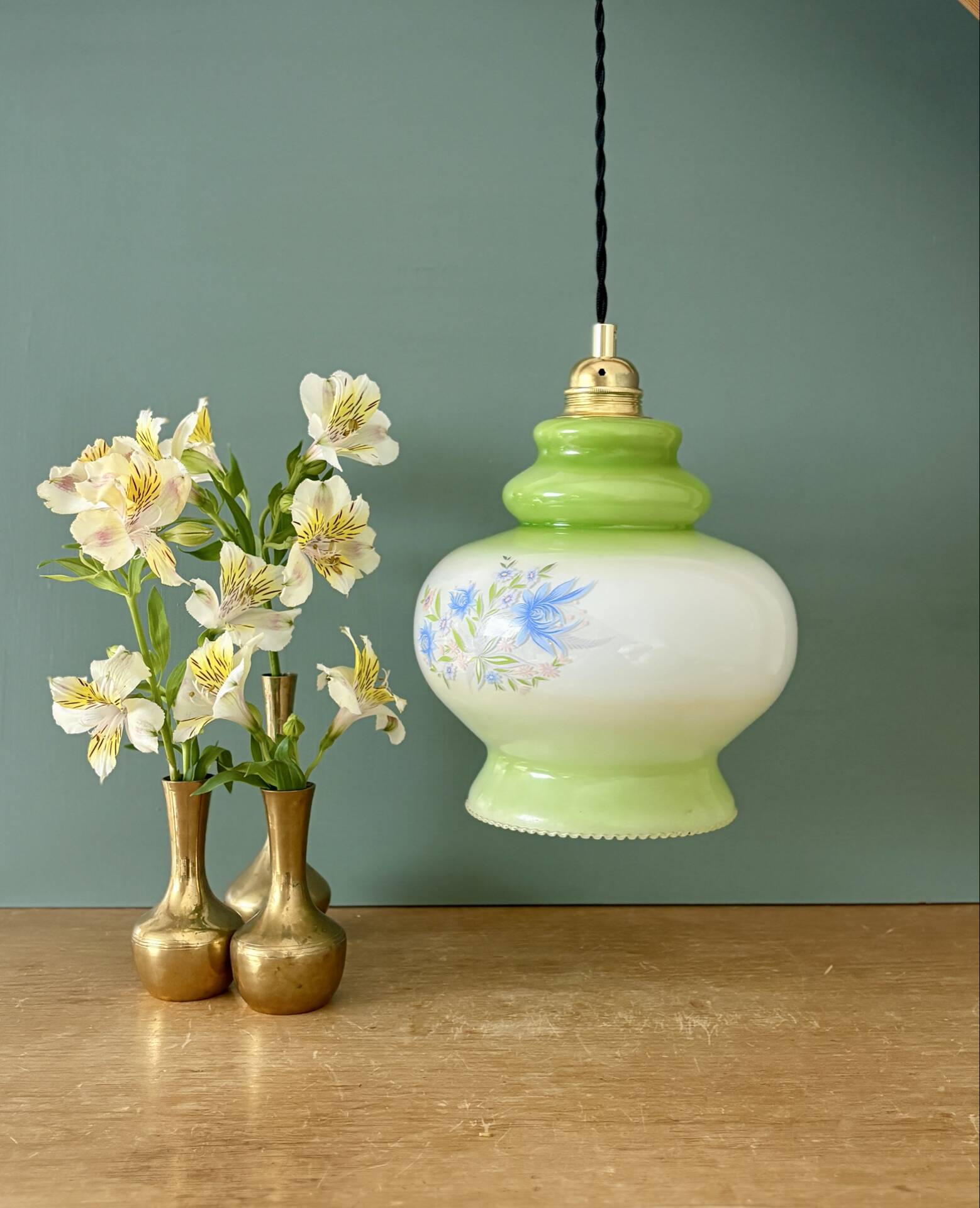 Suspension globe vintage en opaline blanche et verte