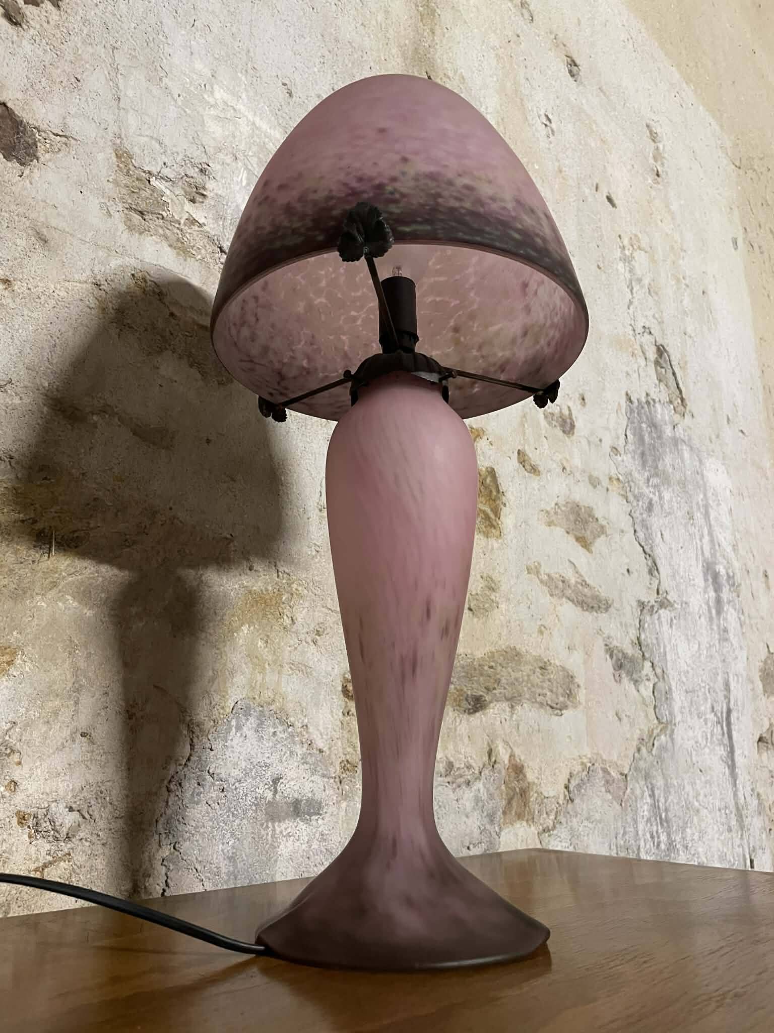 Mushroom lamp Le Verre Français in pink marbled glass