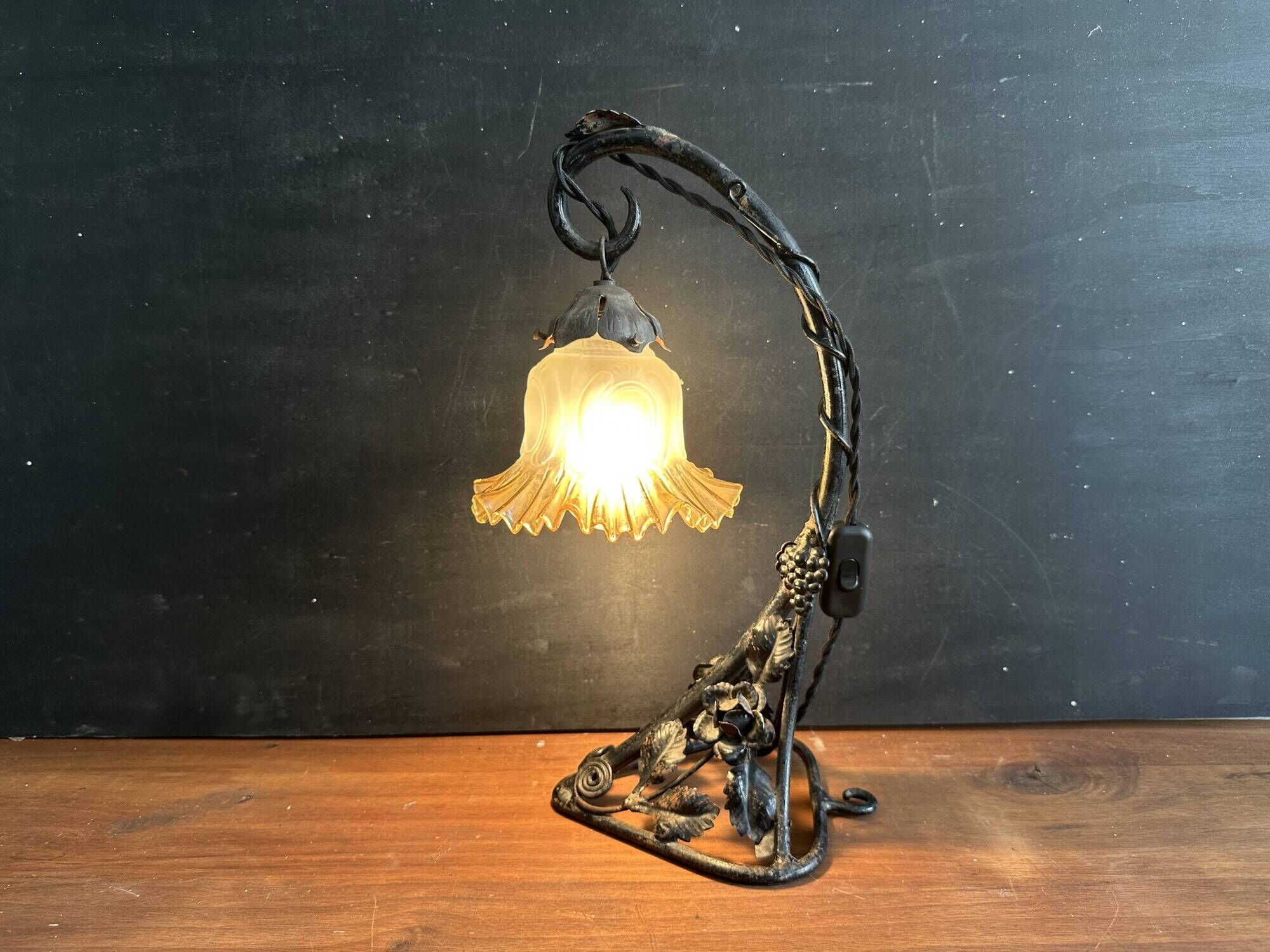 Art Nouveau wall light in wrought iron with vine decoration, early 20th century.