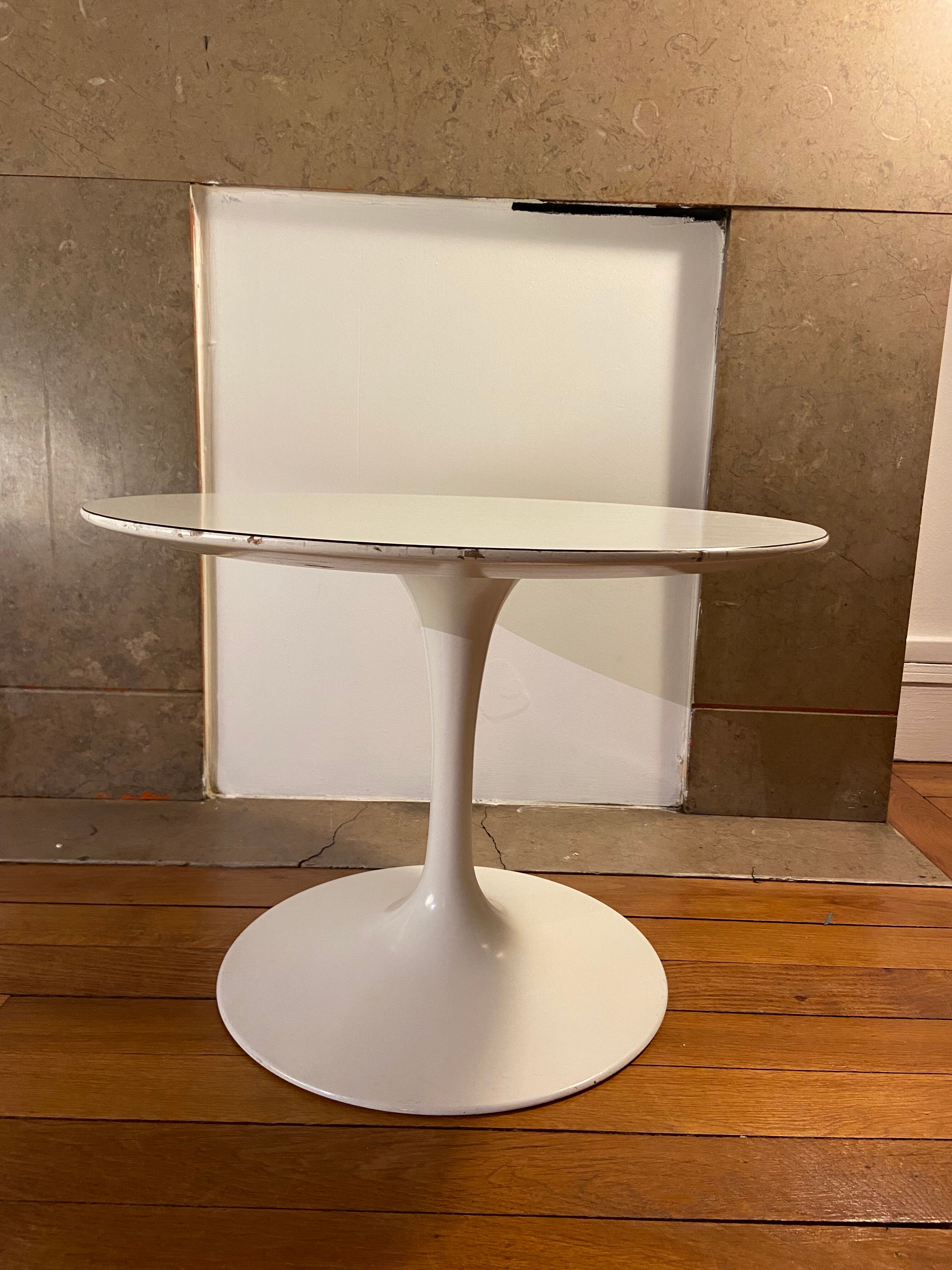 Circular sofa end on white metal leg. XXth work.